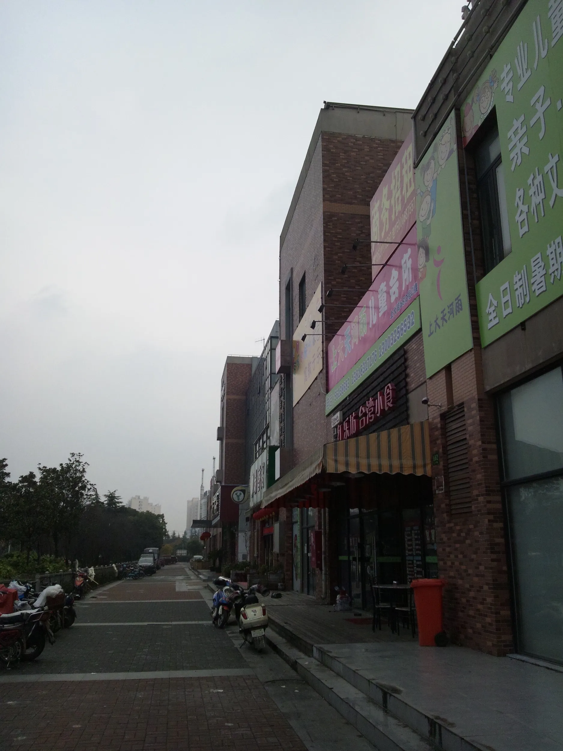 上海大学裏門前の風景