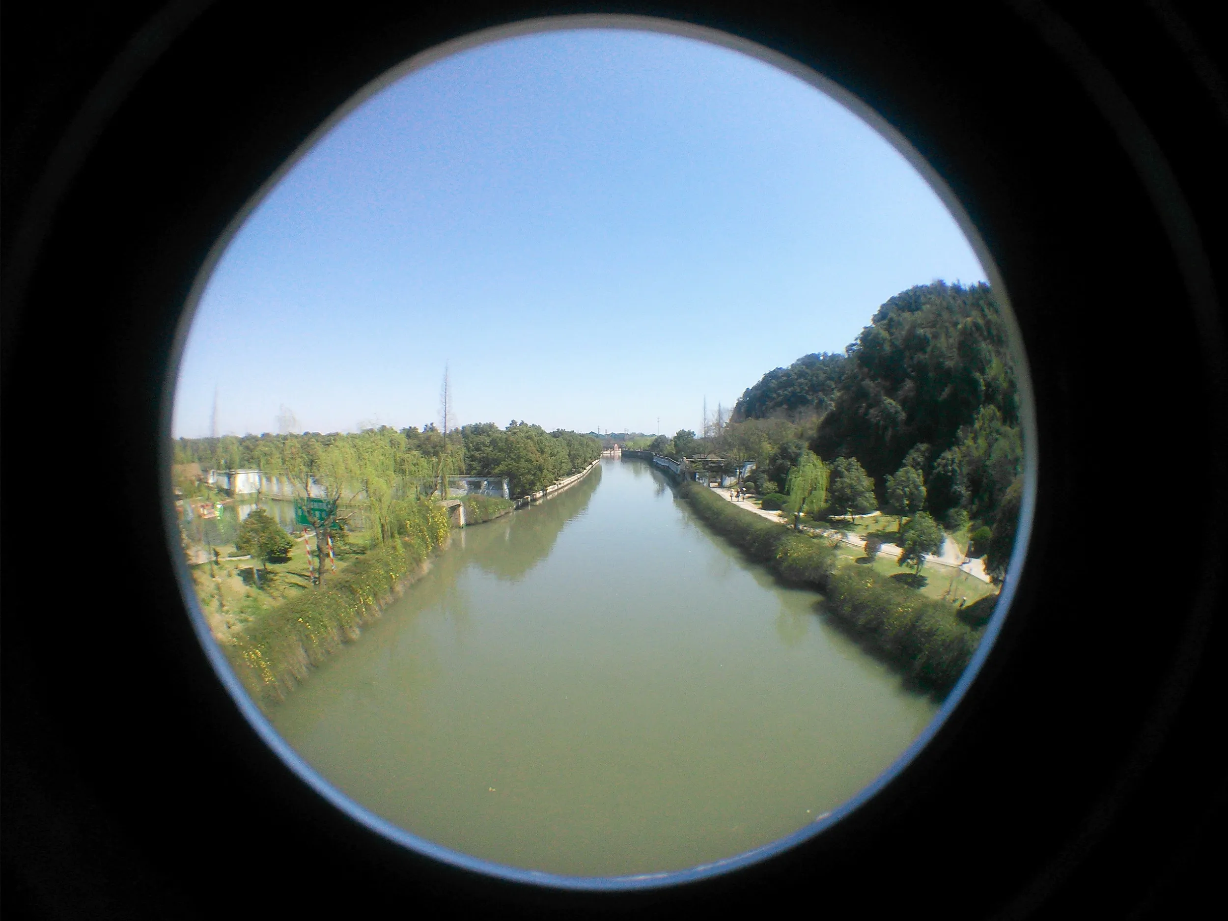 東湖を観光