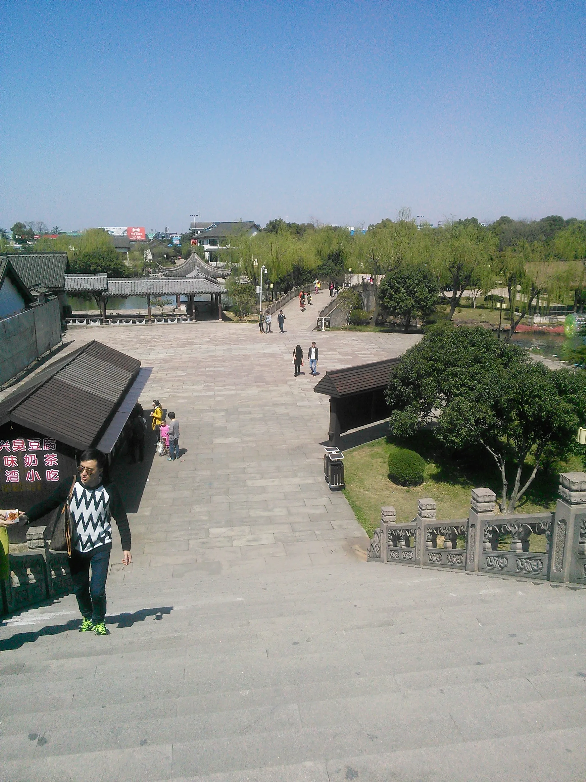 東湖を観光
