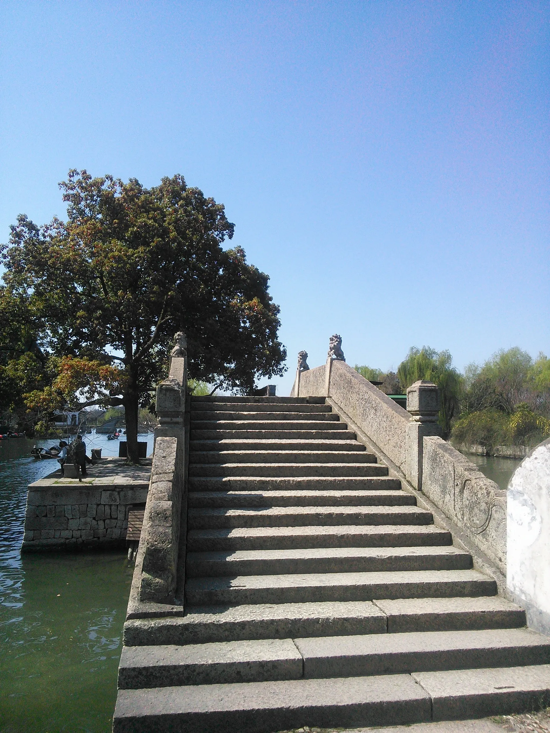 東湖を観光