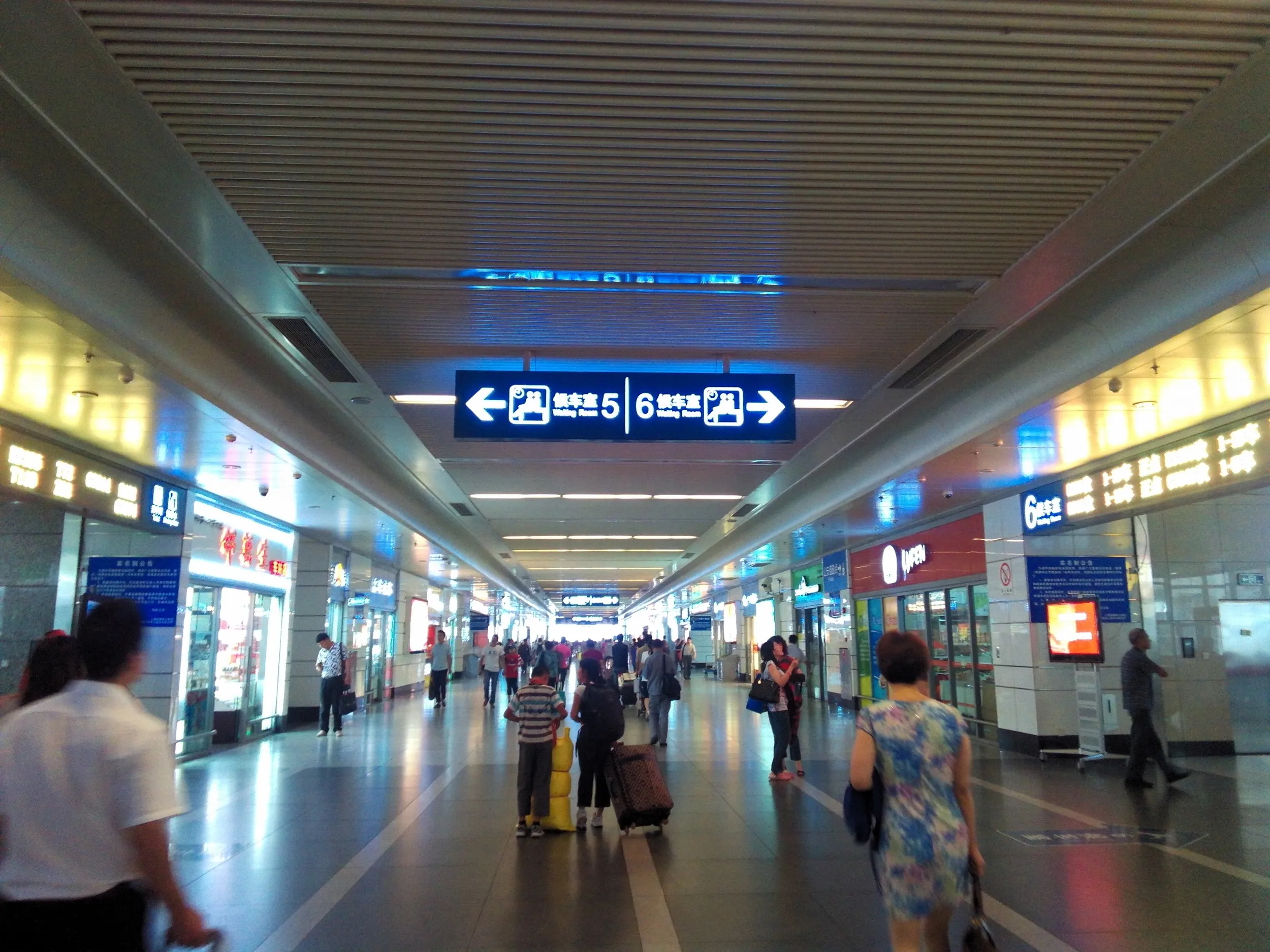 上海駅構内