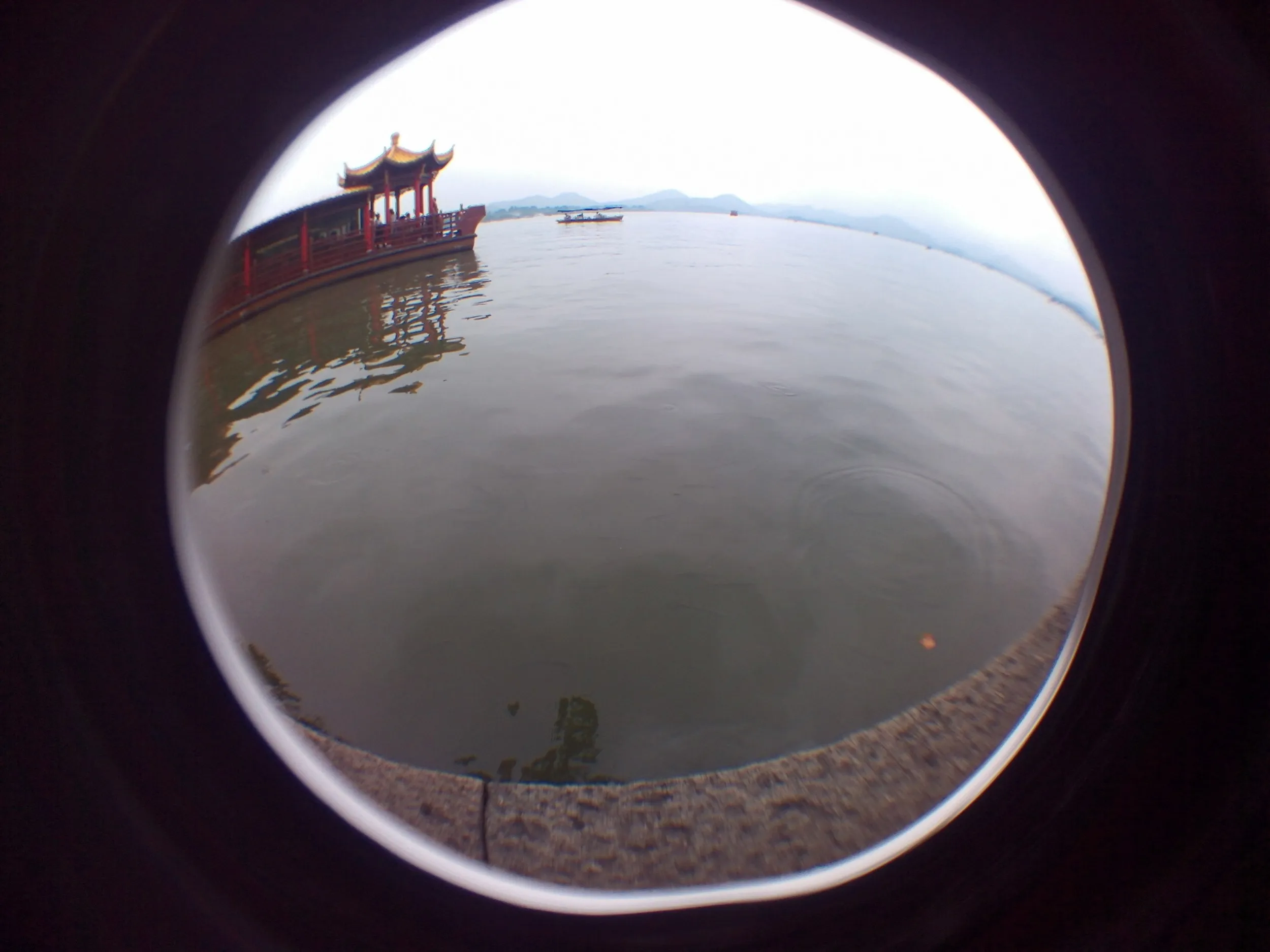 西湖の湖面 魚眼レンズ