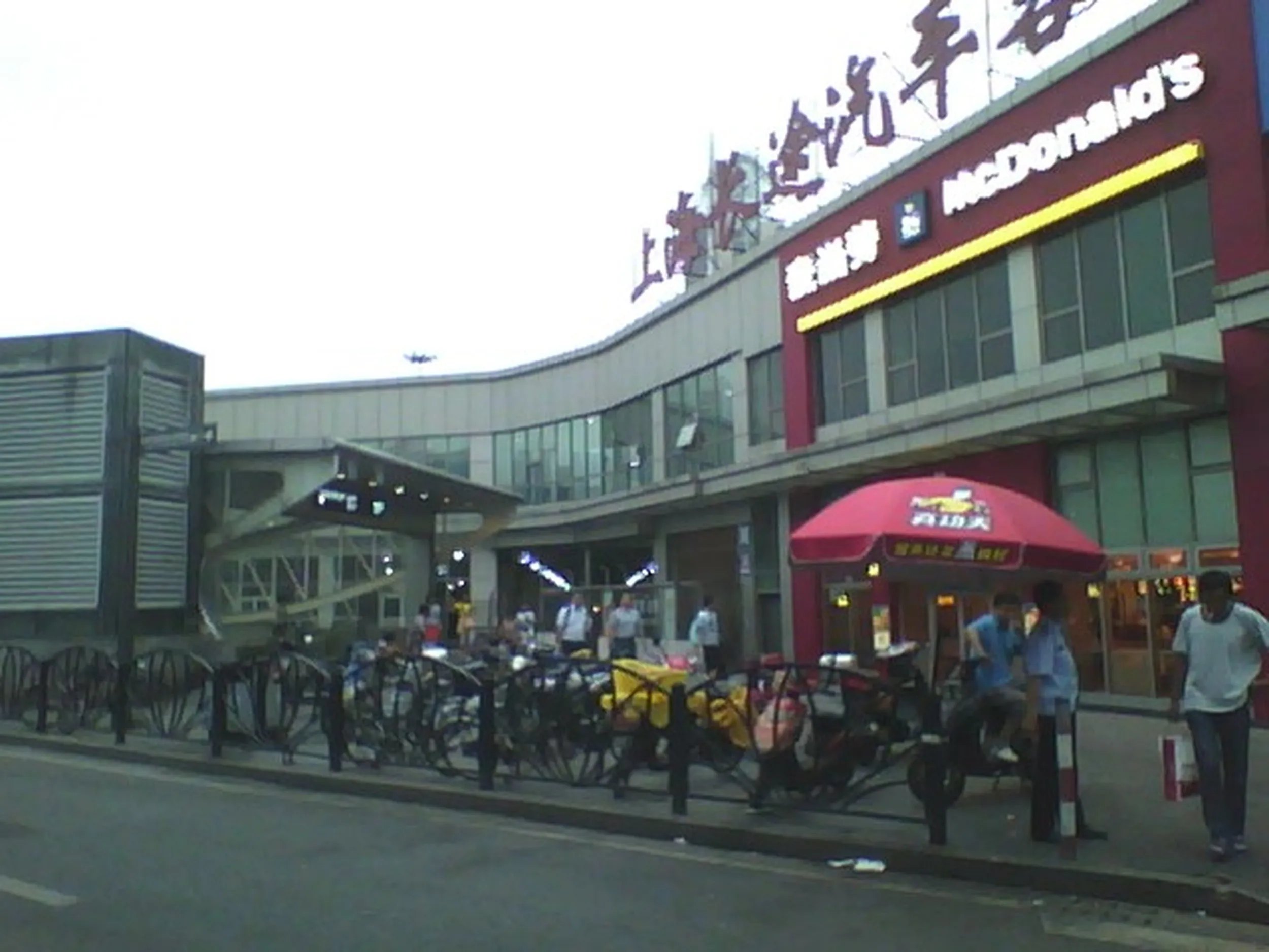 上海駅の北側