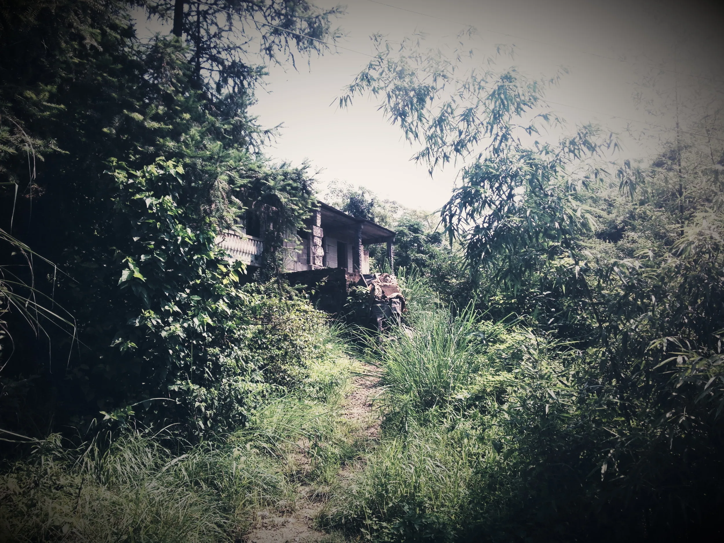 架橋下