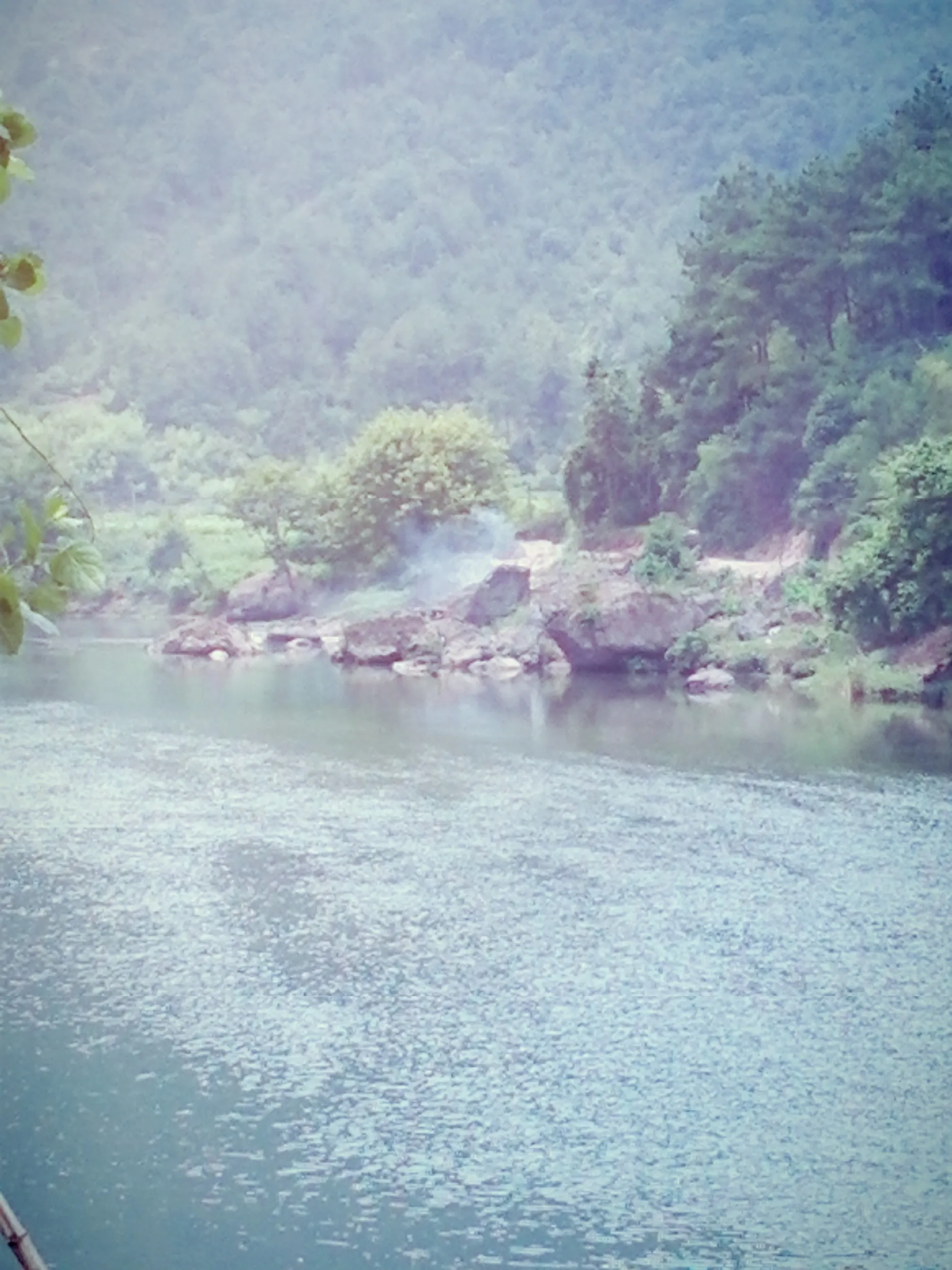 川と山々