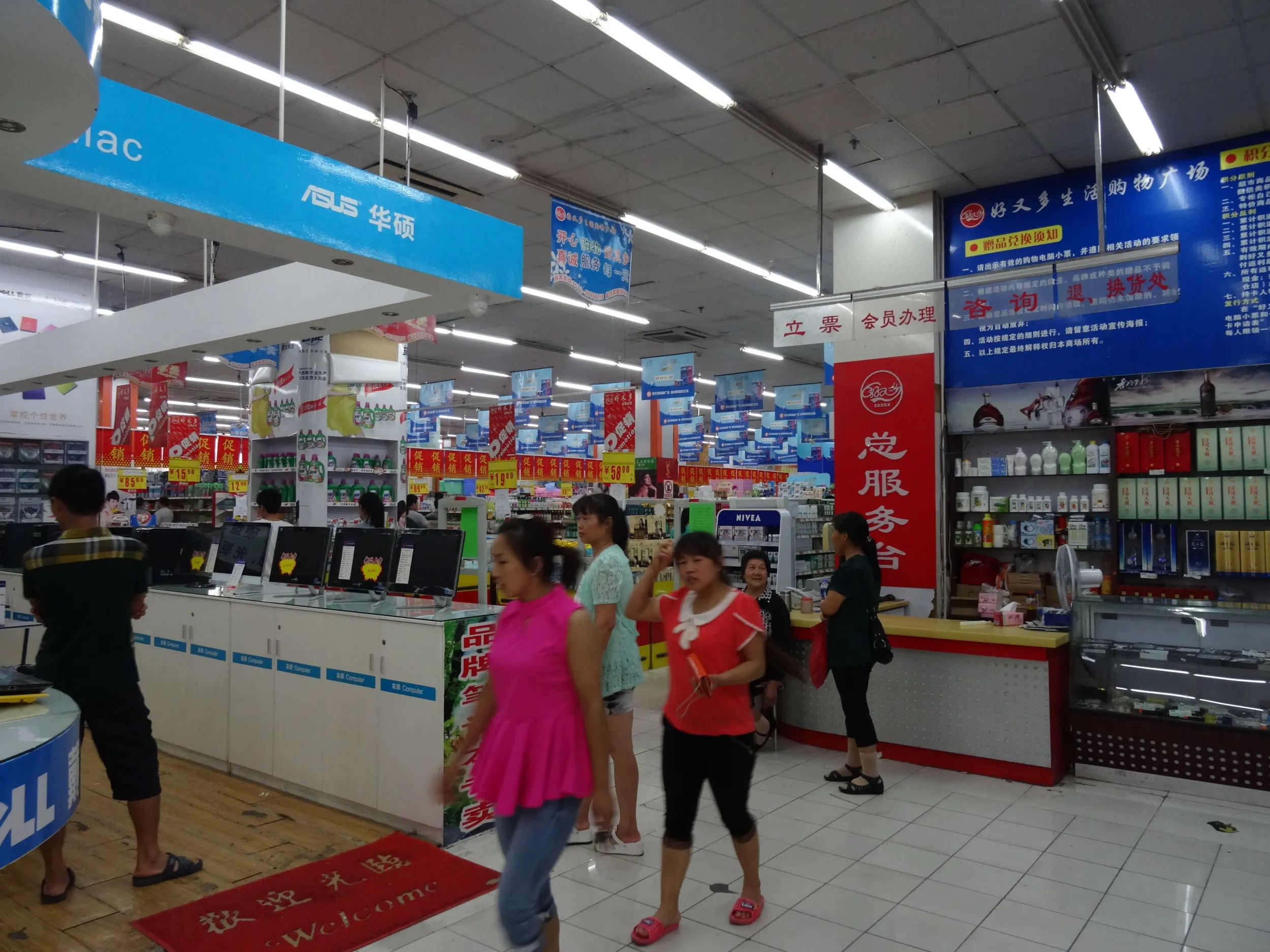 百貨店内