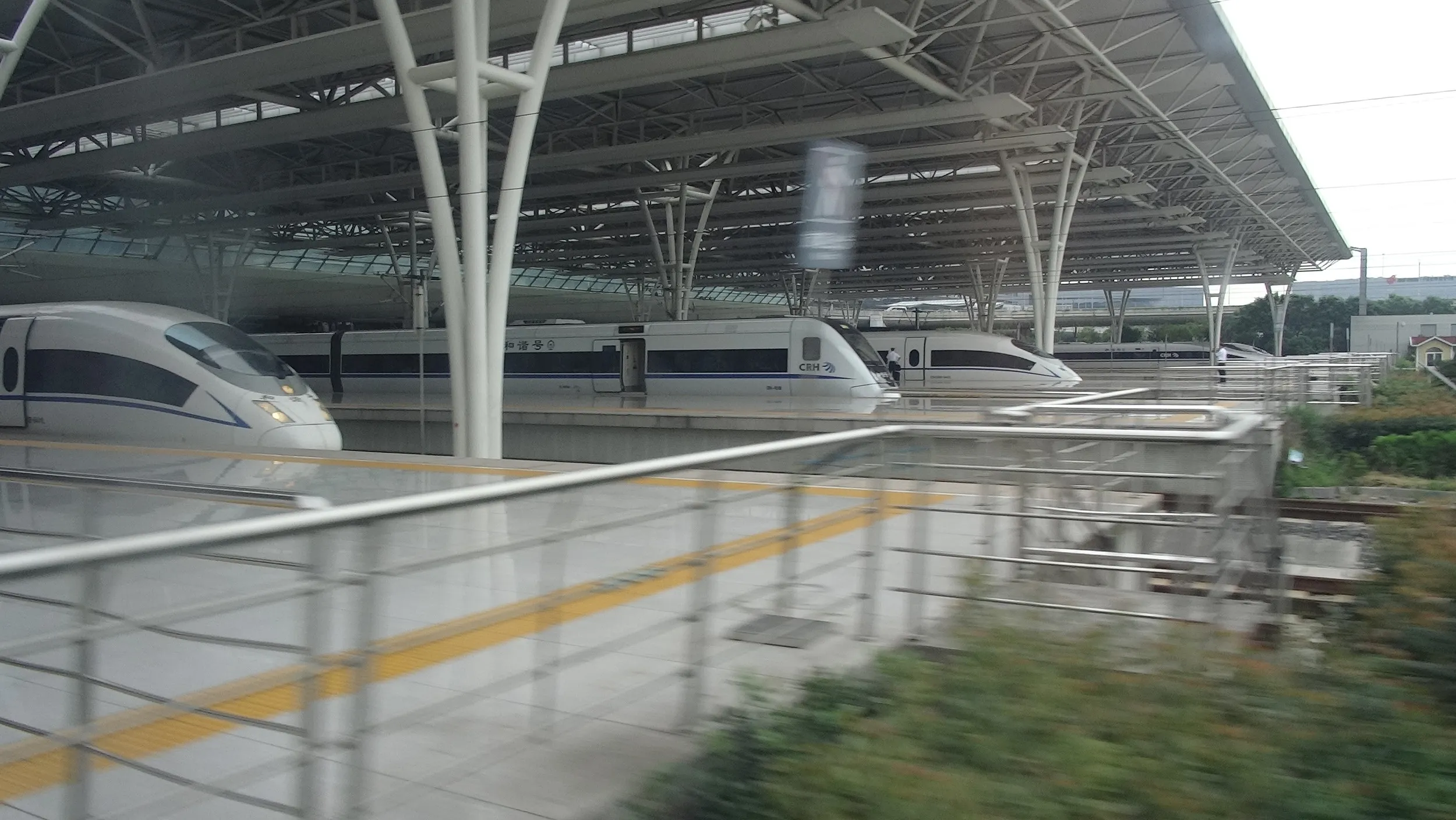 日本の新幹線、ドイツのICEベースの車両が一度に並んでる様子は圧巻w