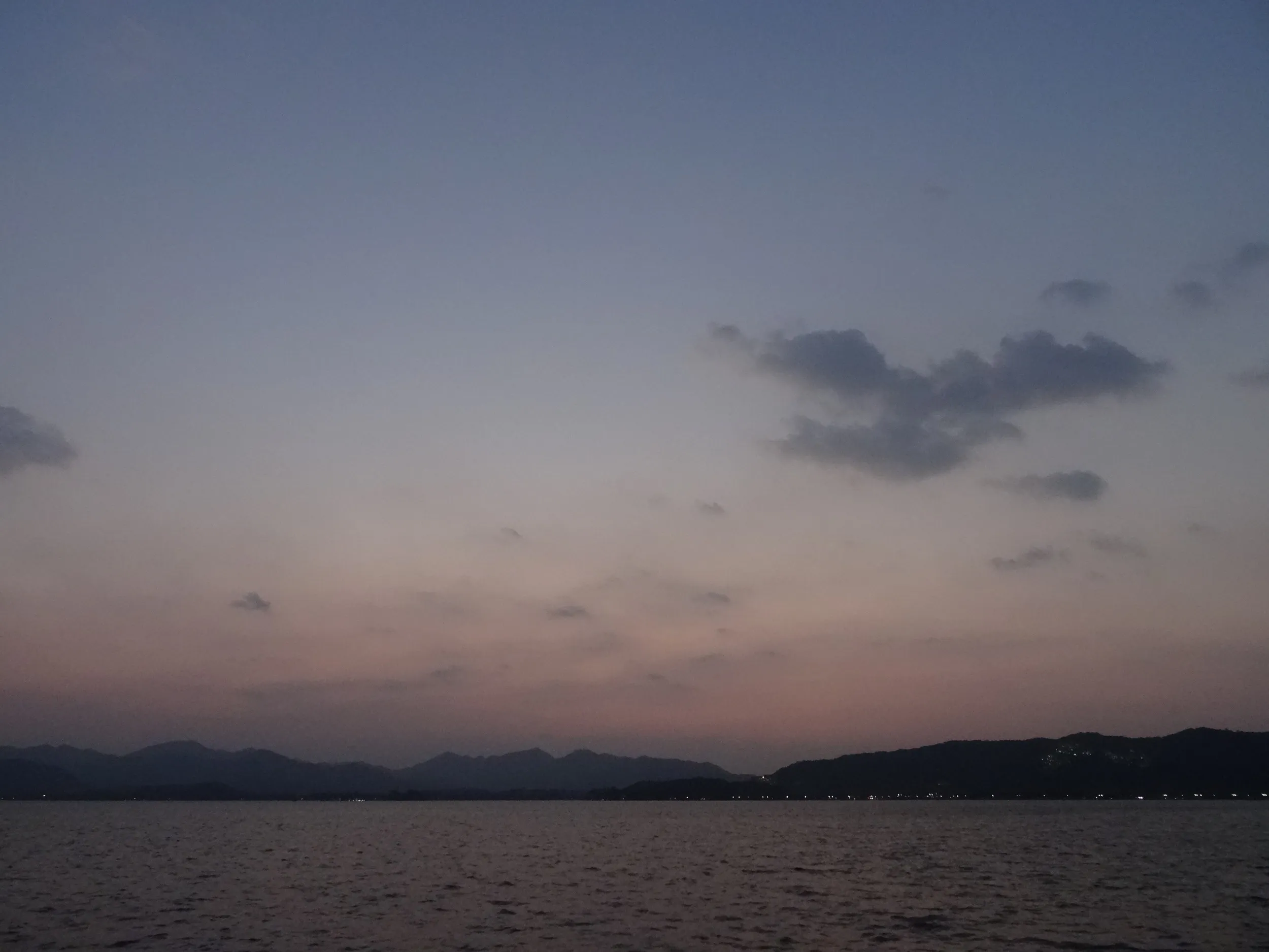 西湖の夜景