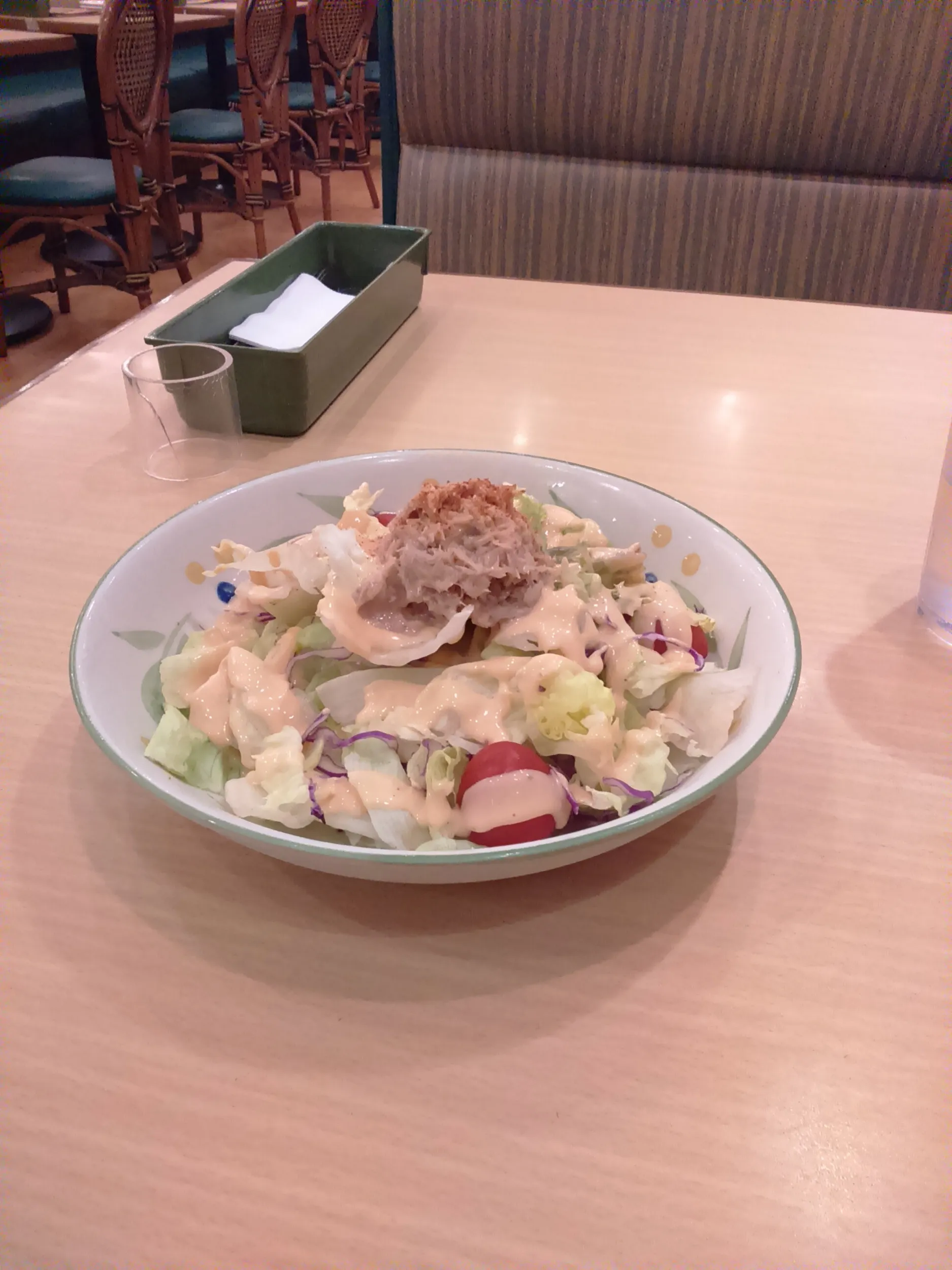 サイゼリアのシーフードサラダ