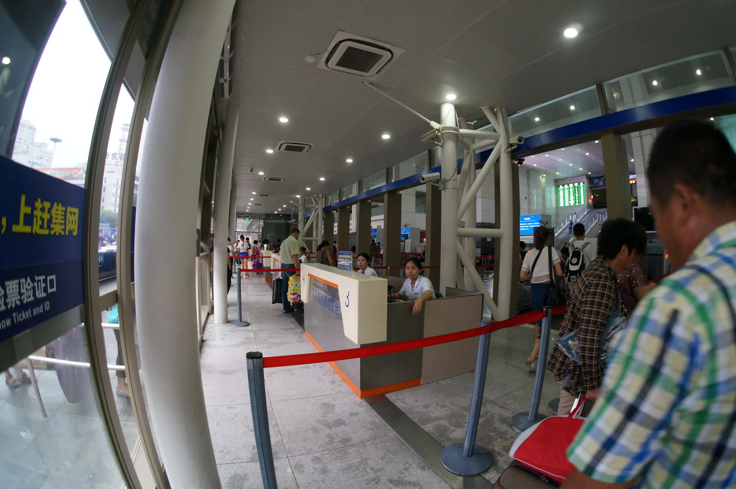 上海駅の安全検査