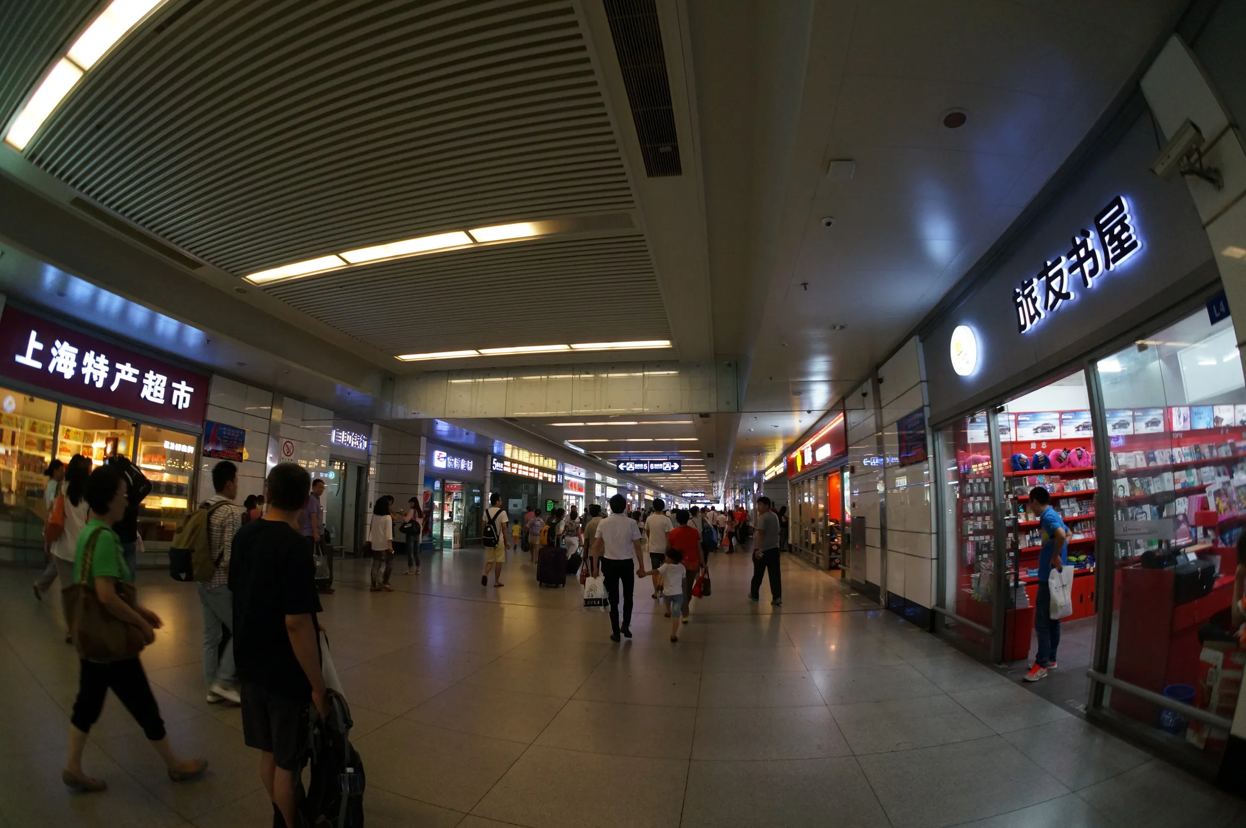 上海駅構内