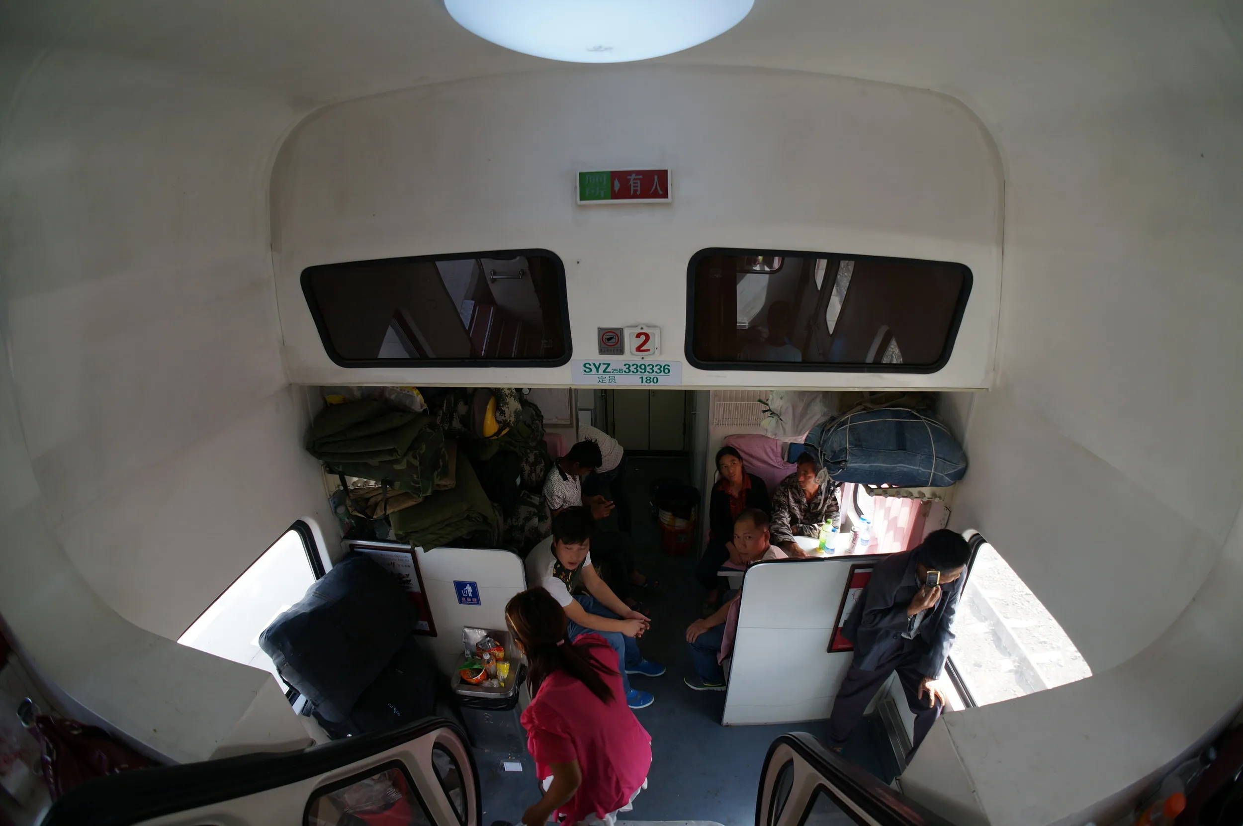 二階建ての列車内の様子