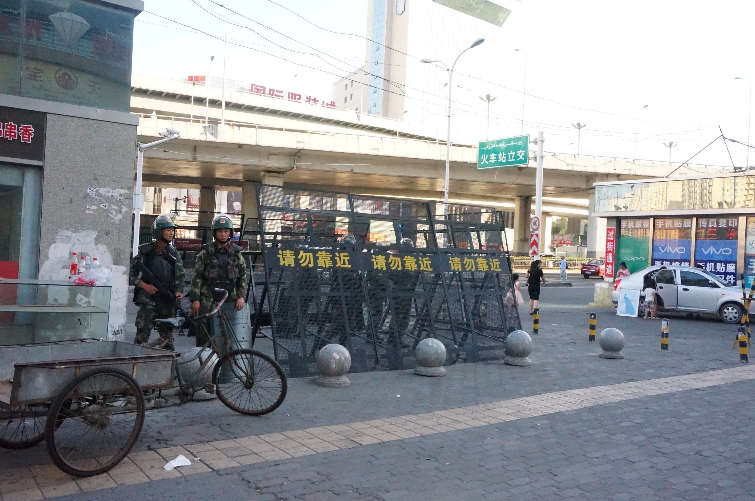 警備している武装警察