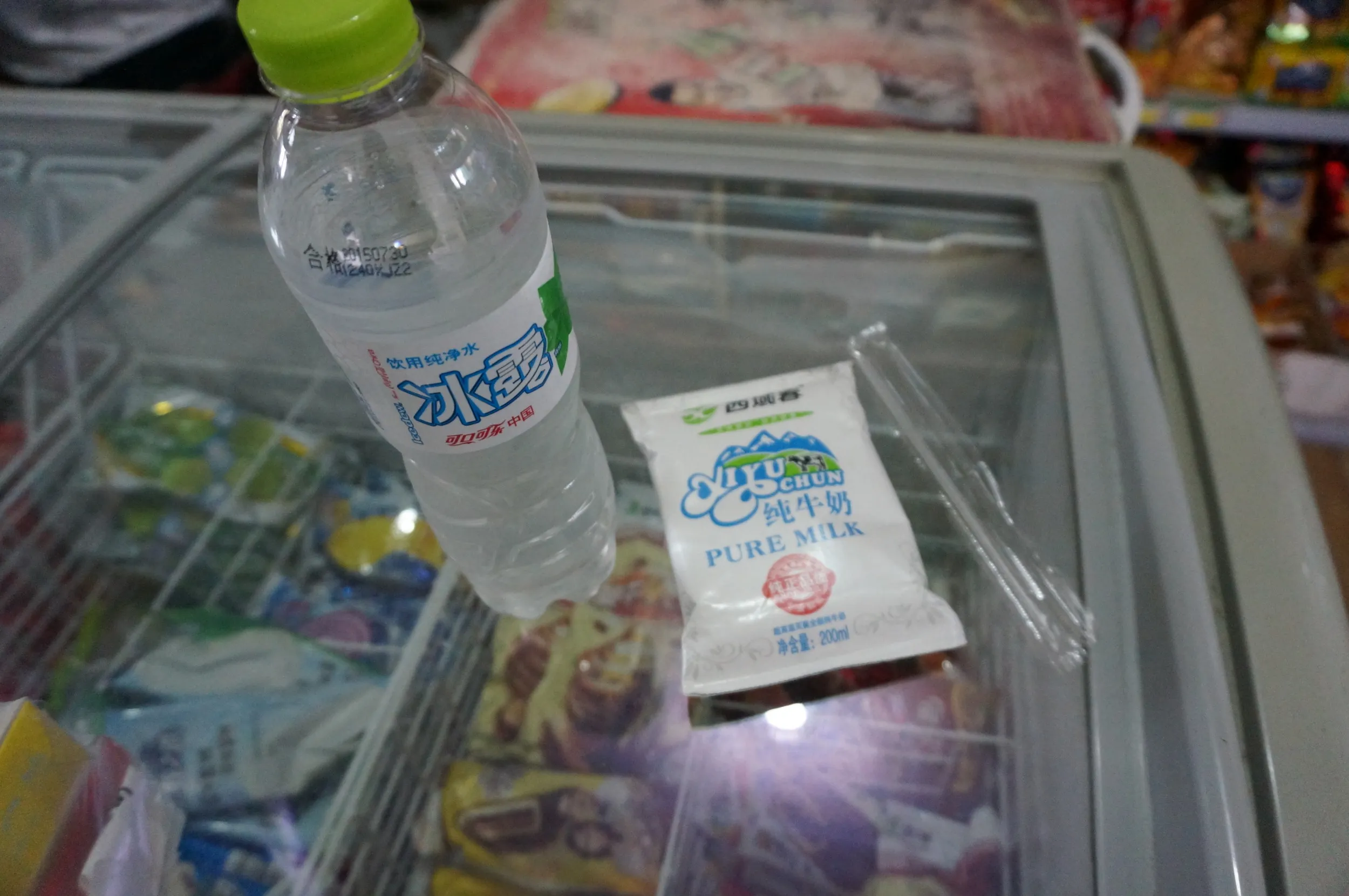牛乳と水を購入