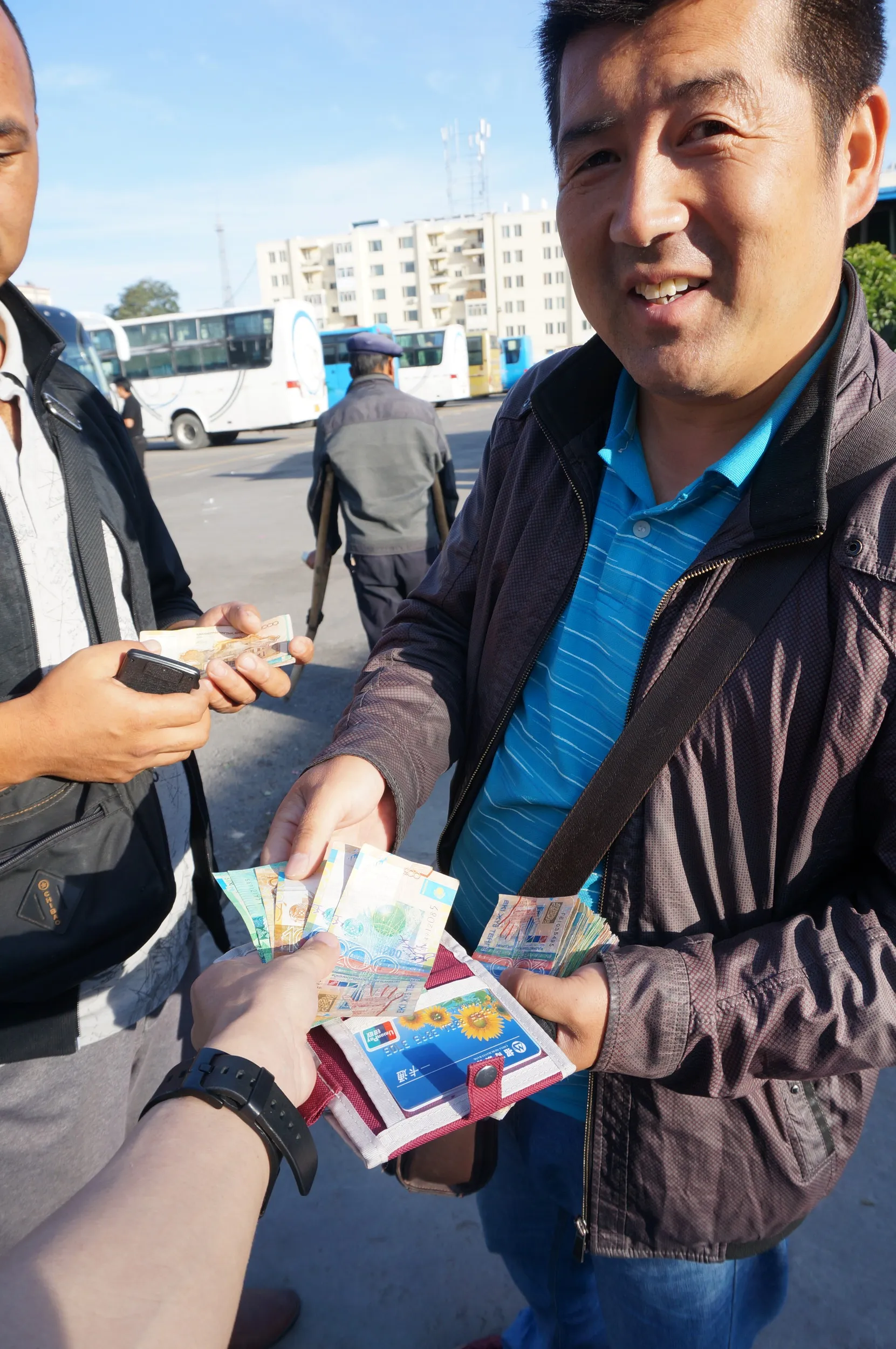 テンゲ(тенге)と人民元を両替する両替屋