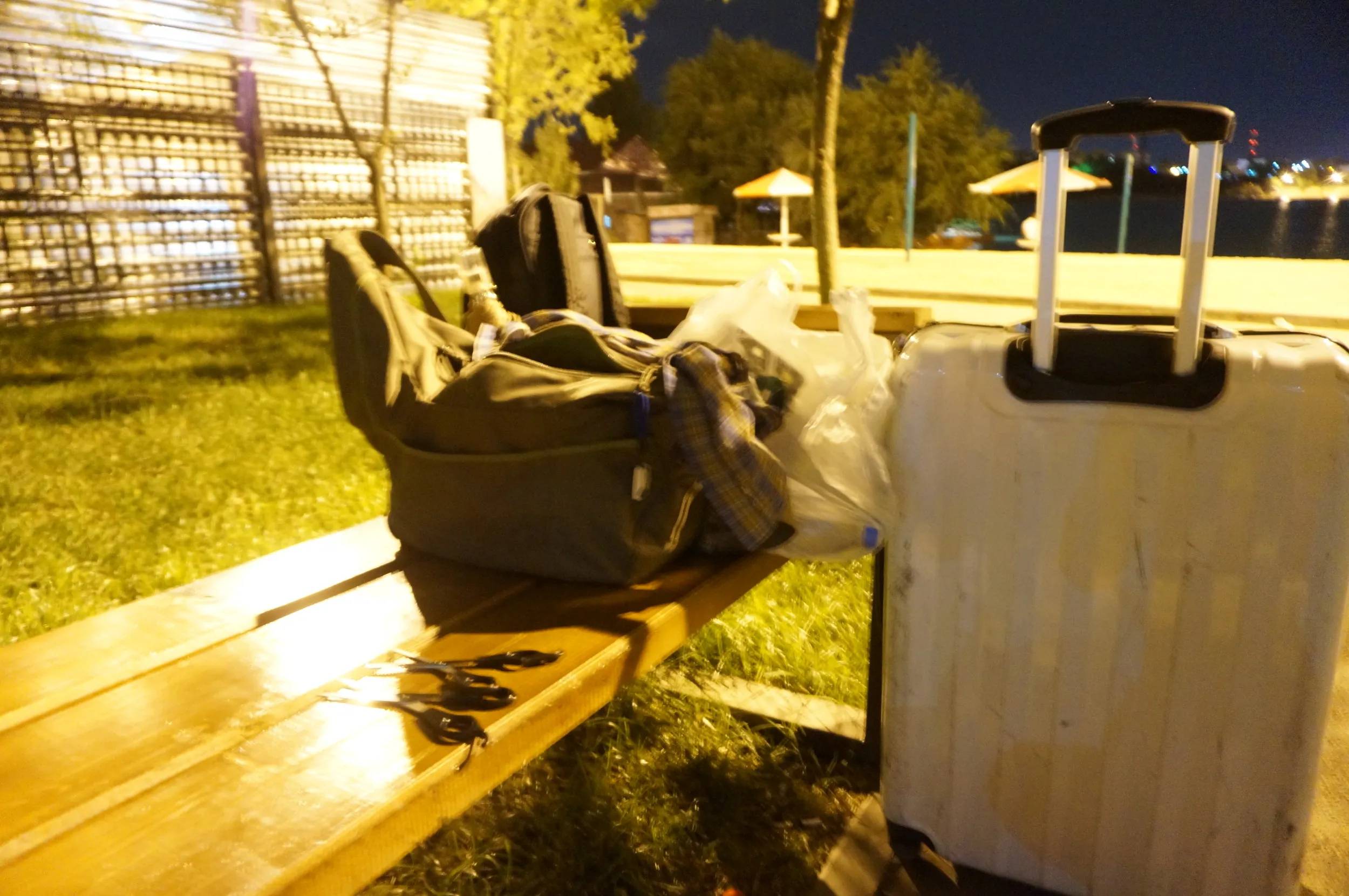 サイラン貯水池傍の公園のベンチで一夜を明かす事にした