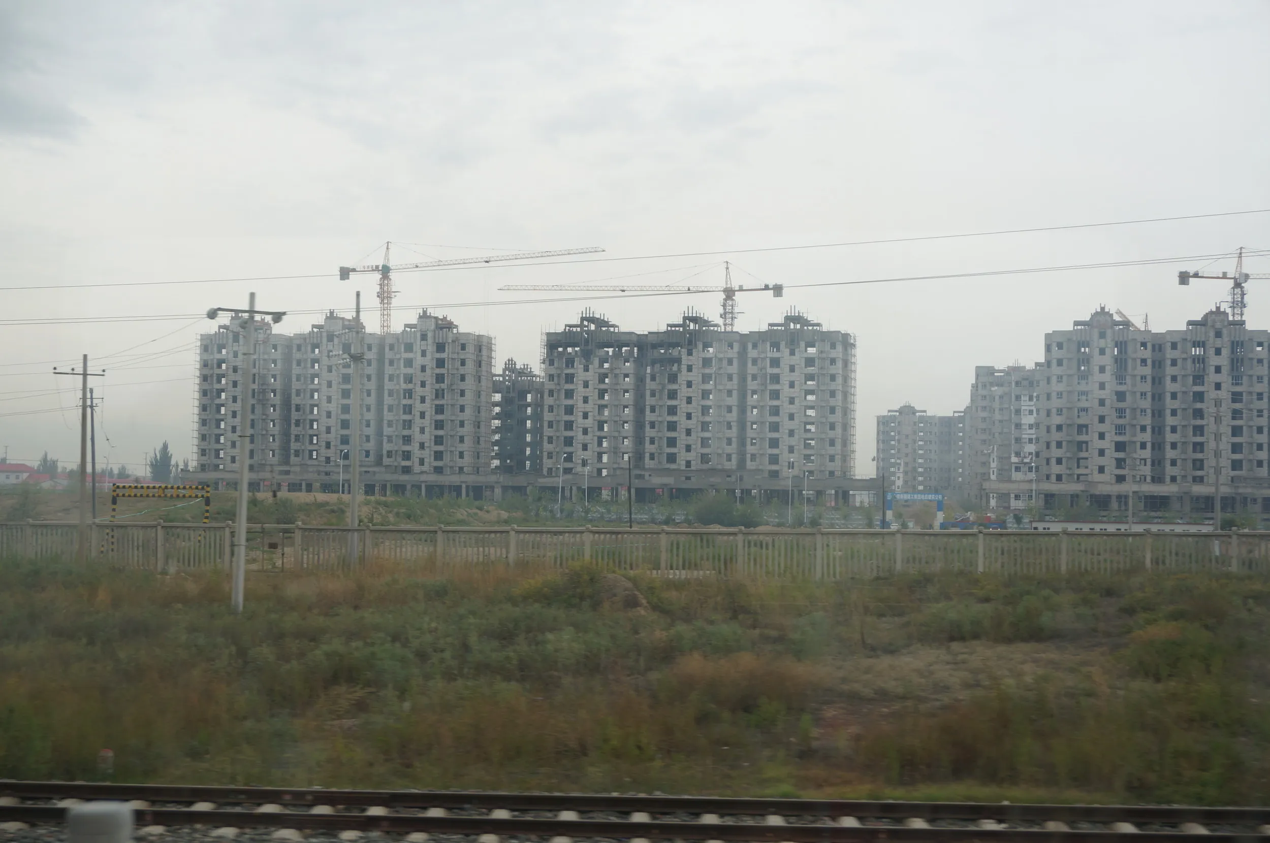 伊寧市郊外の車窓風景