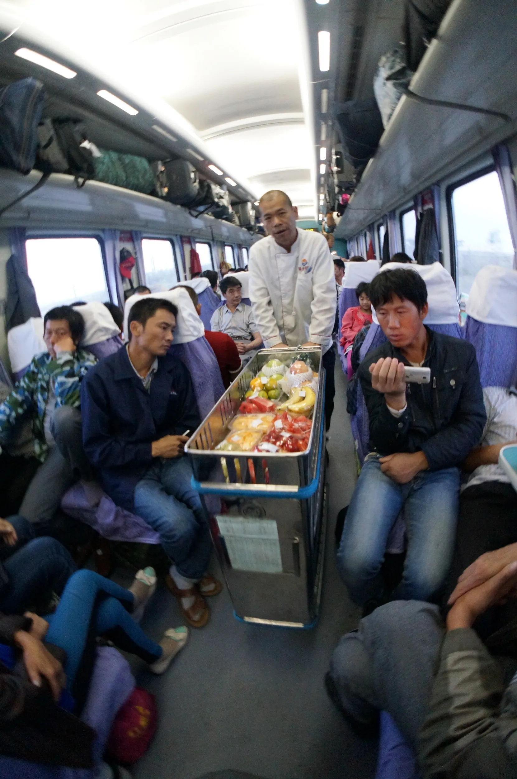 弁当の車内販売の様子