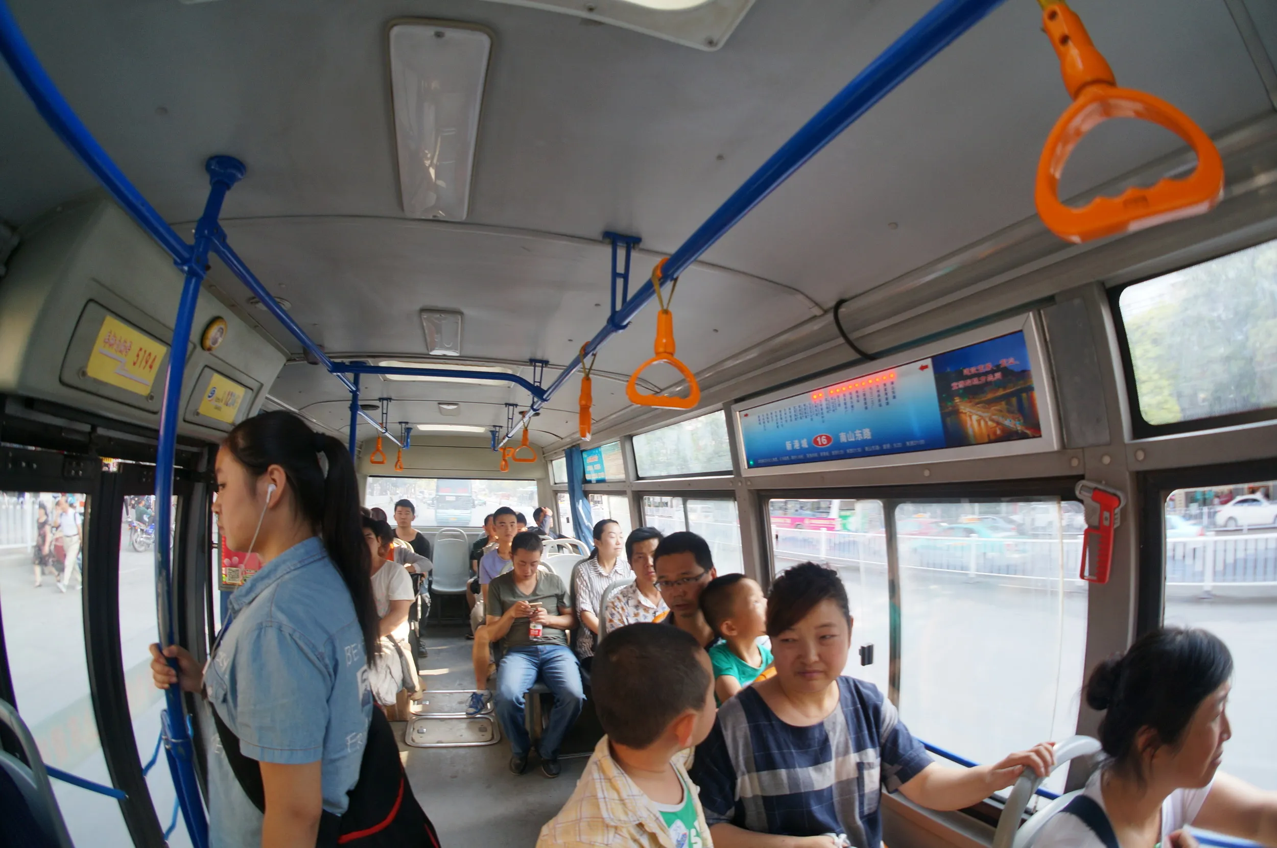 路線バスでユースホステルへ向かう