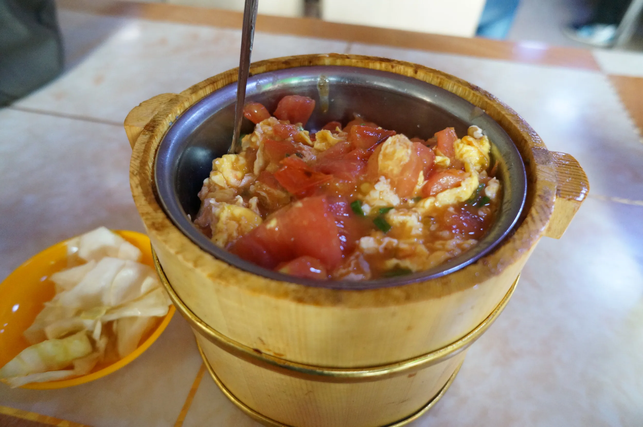 卵とトマトの桶飯を食す