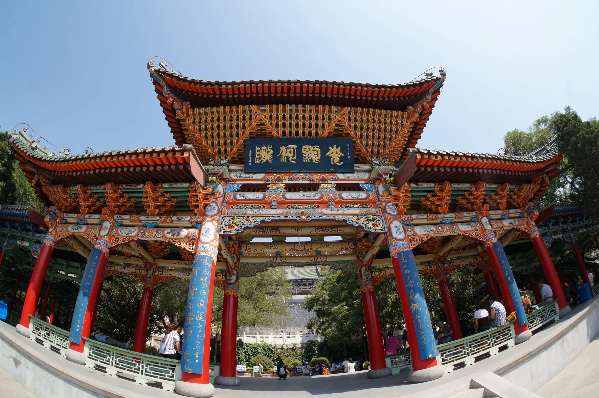 白塔山公園の山門