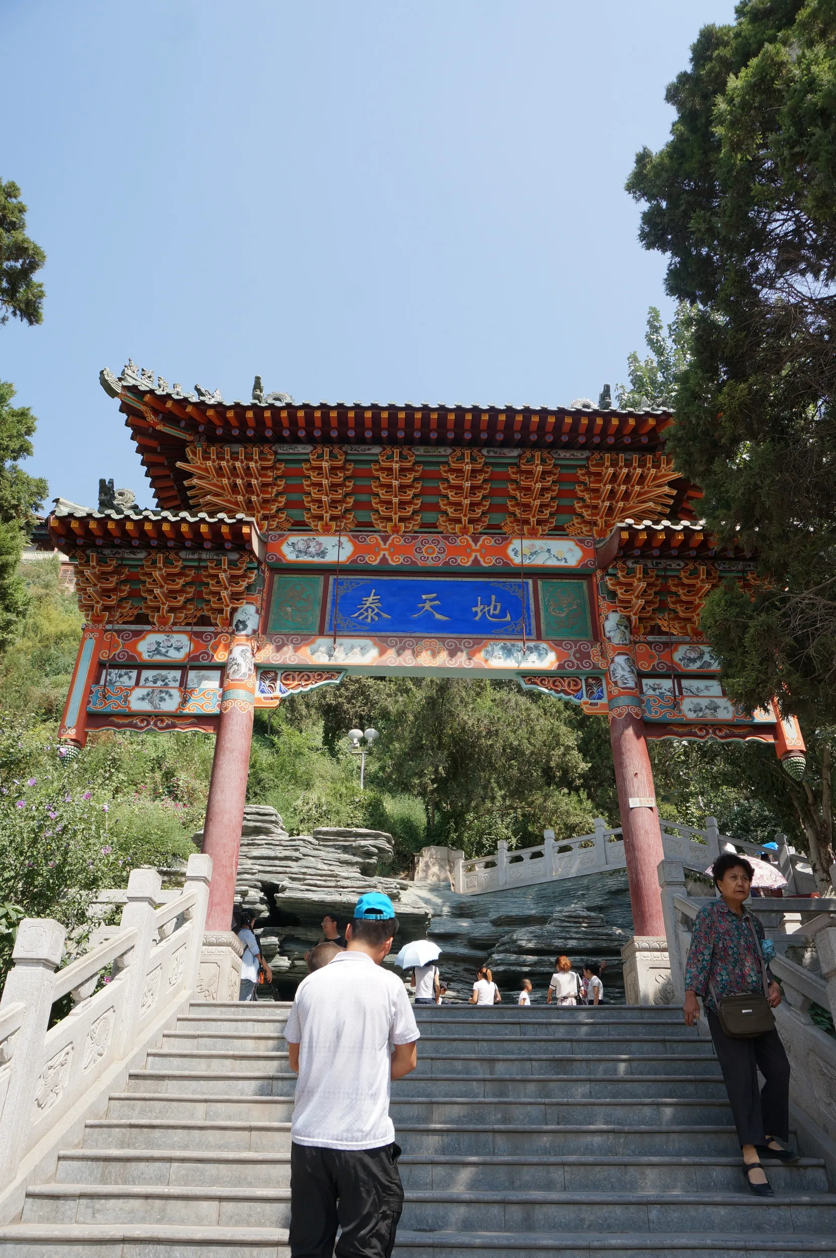 白塔山公園の山門