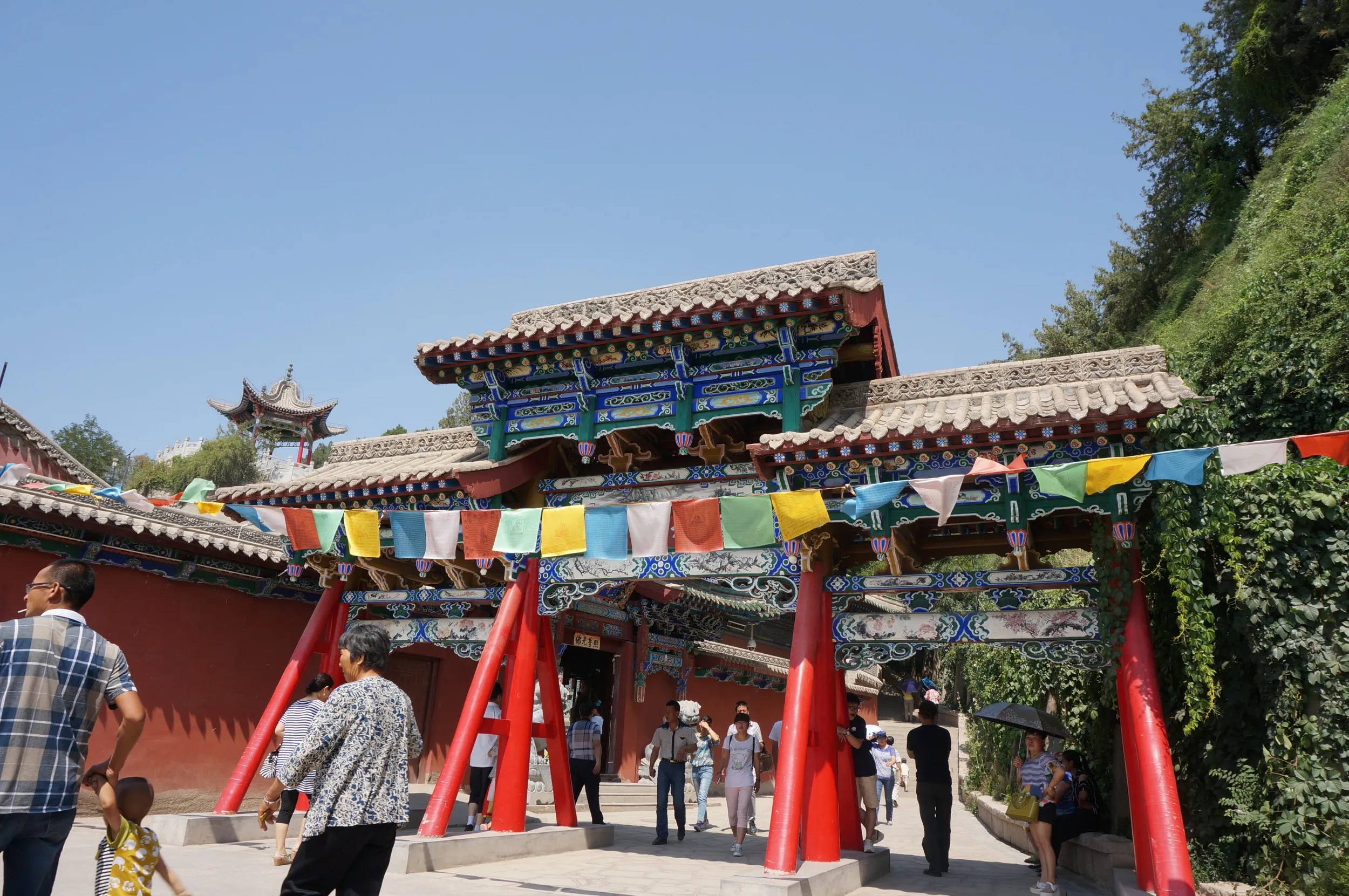 法雨寺の牌坊とタルチョ