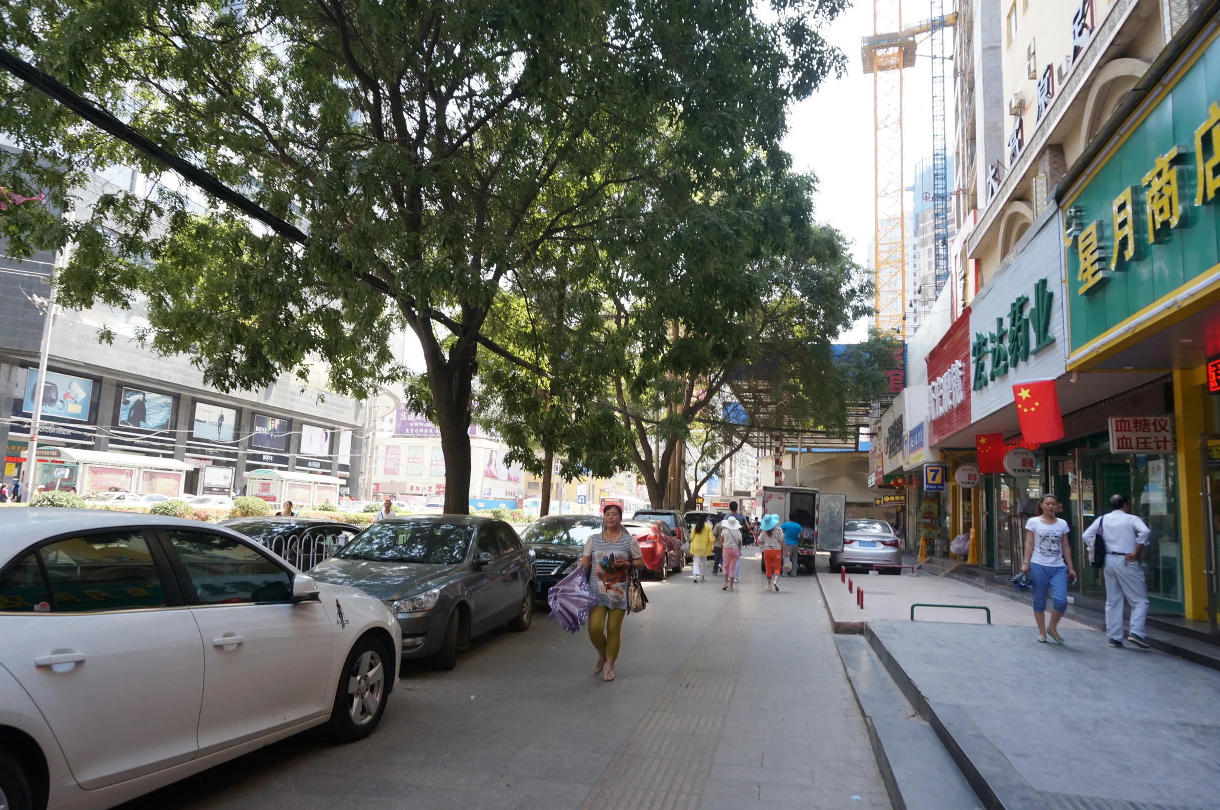 中山路の歩道