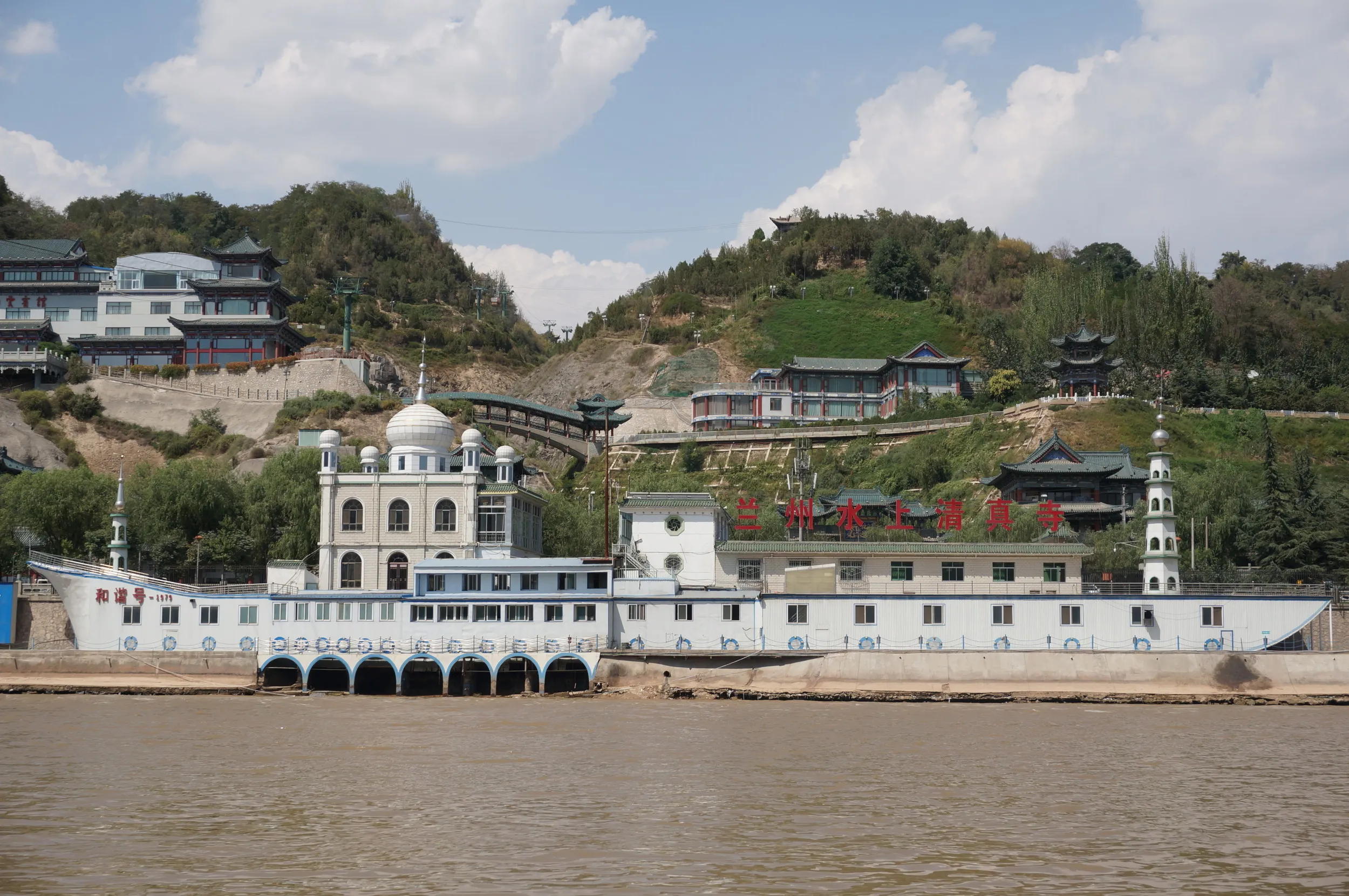 対岸の水上イスラム寺院