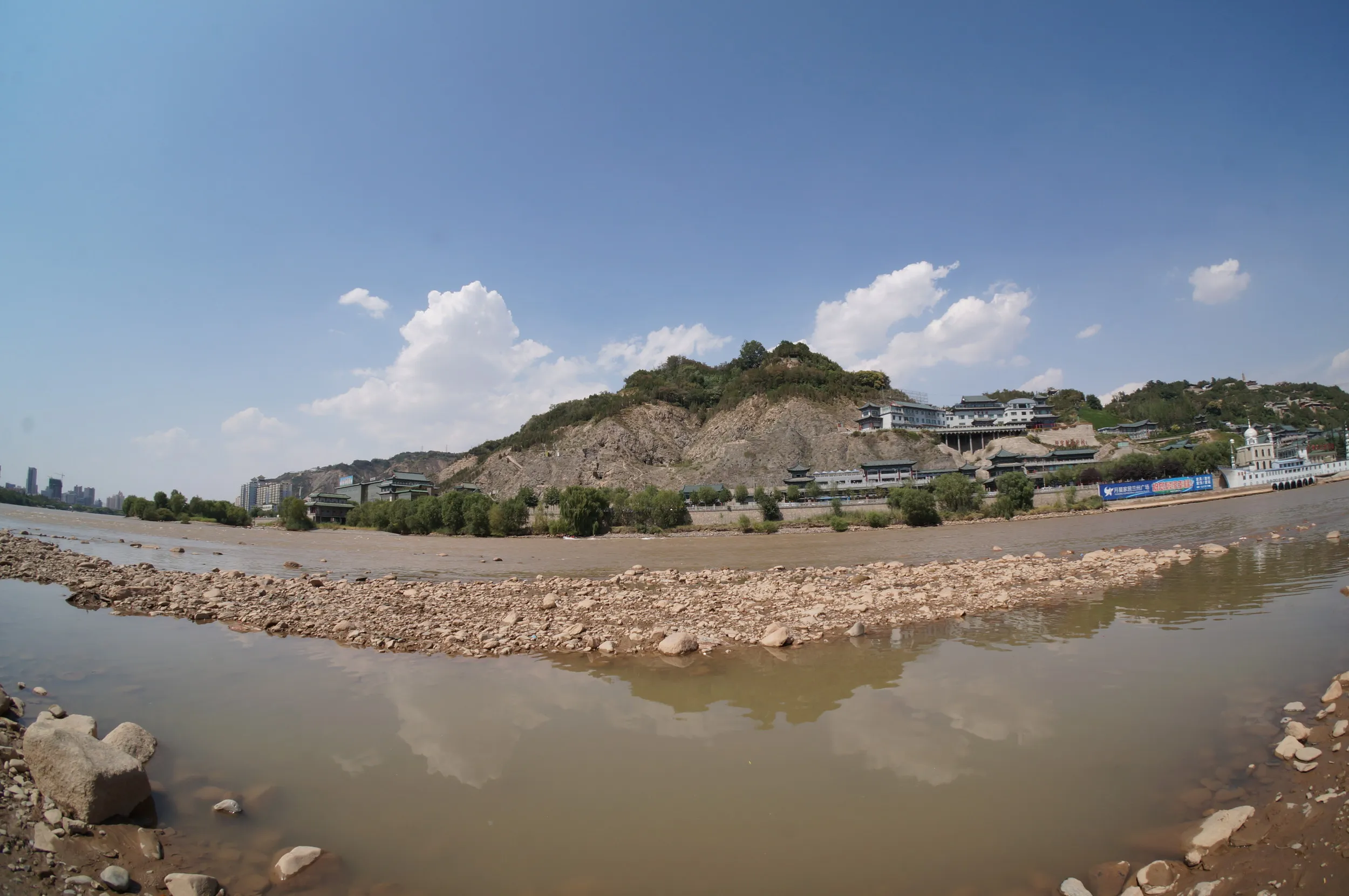 黄河の流れを目の前に見つつ、河原を散歩