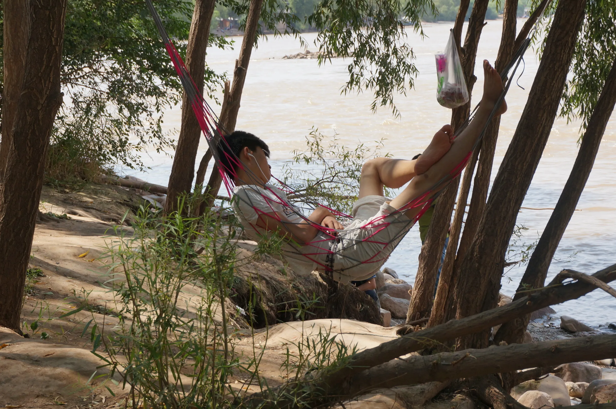 ハンモックで眠る少年