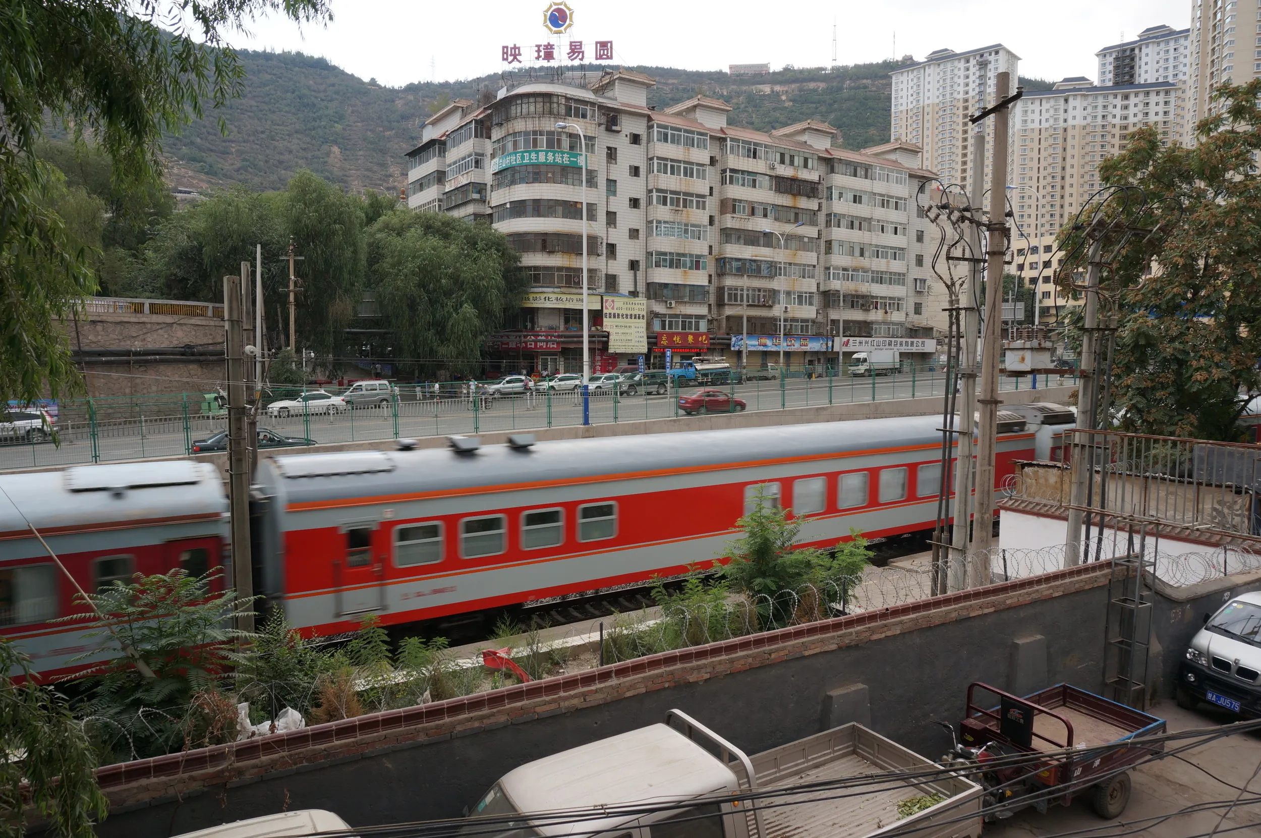 陸橋から列車が見えた