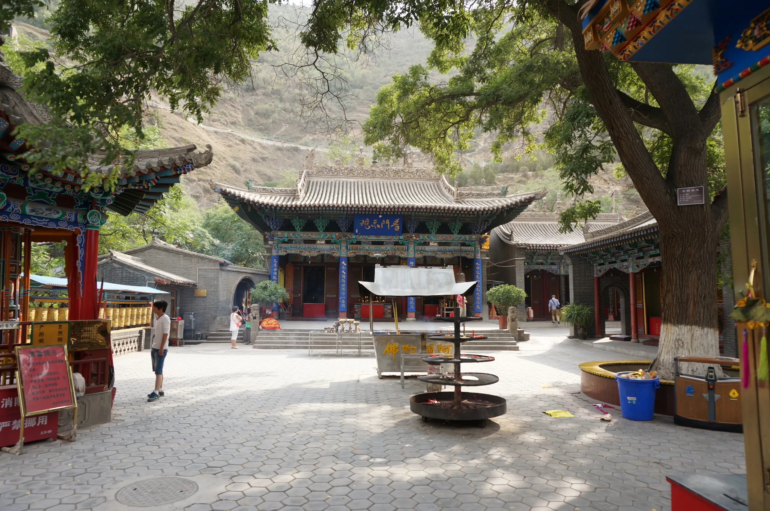 マニ寺の境内