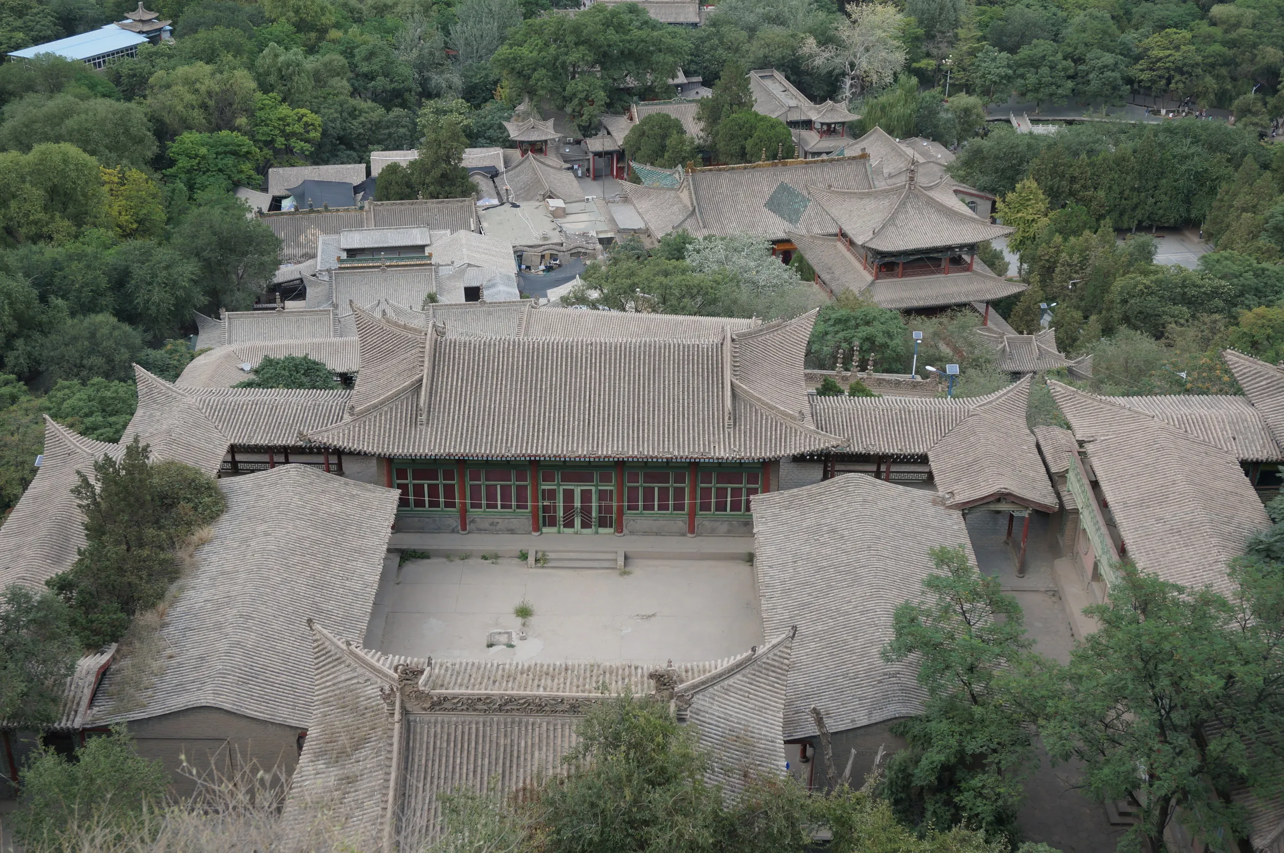 中腹からマニ寺を見下ろす