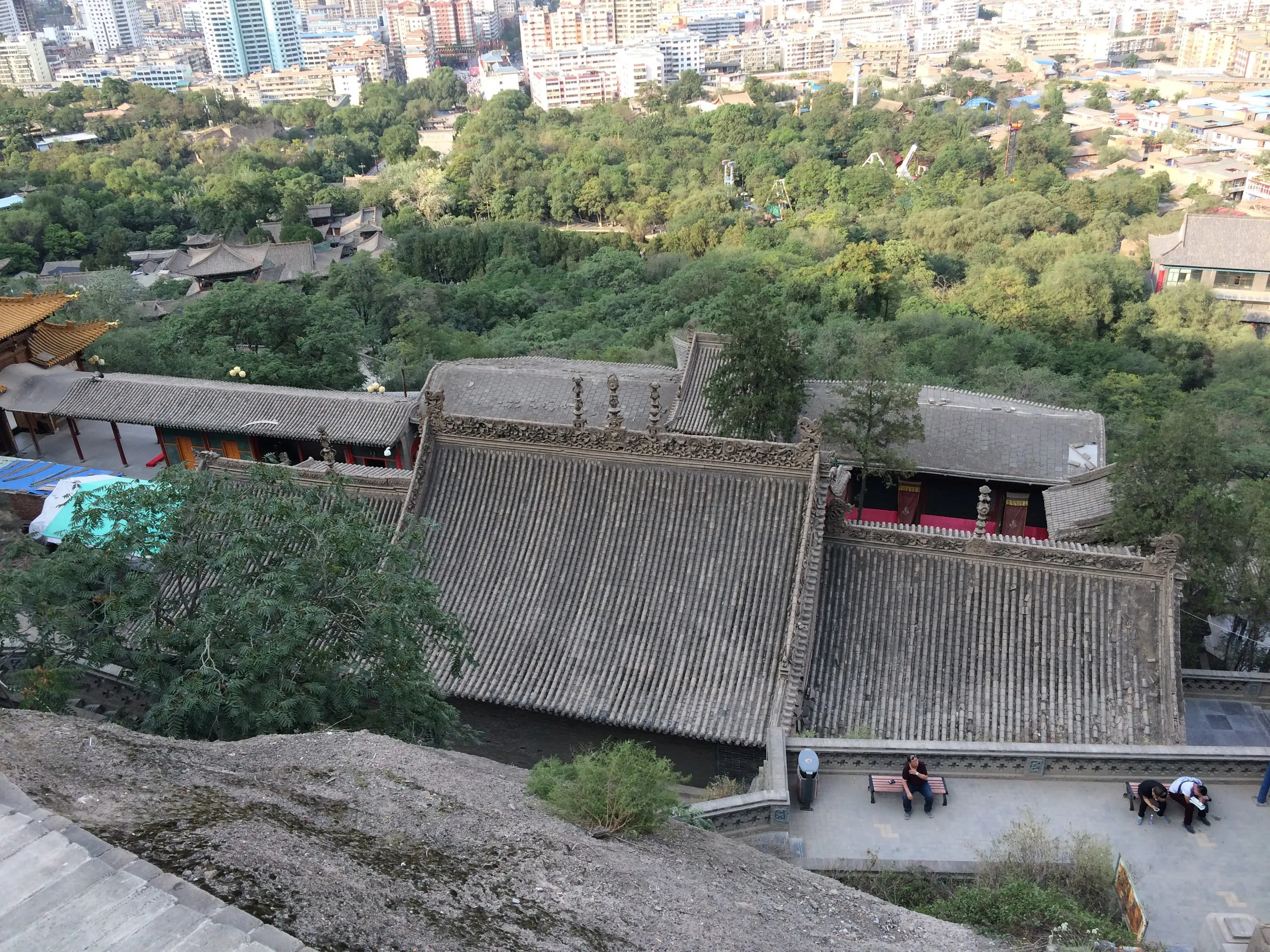 マニ寺の屋根を見下ろす