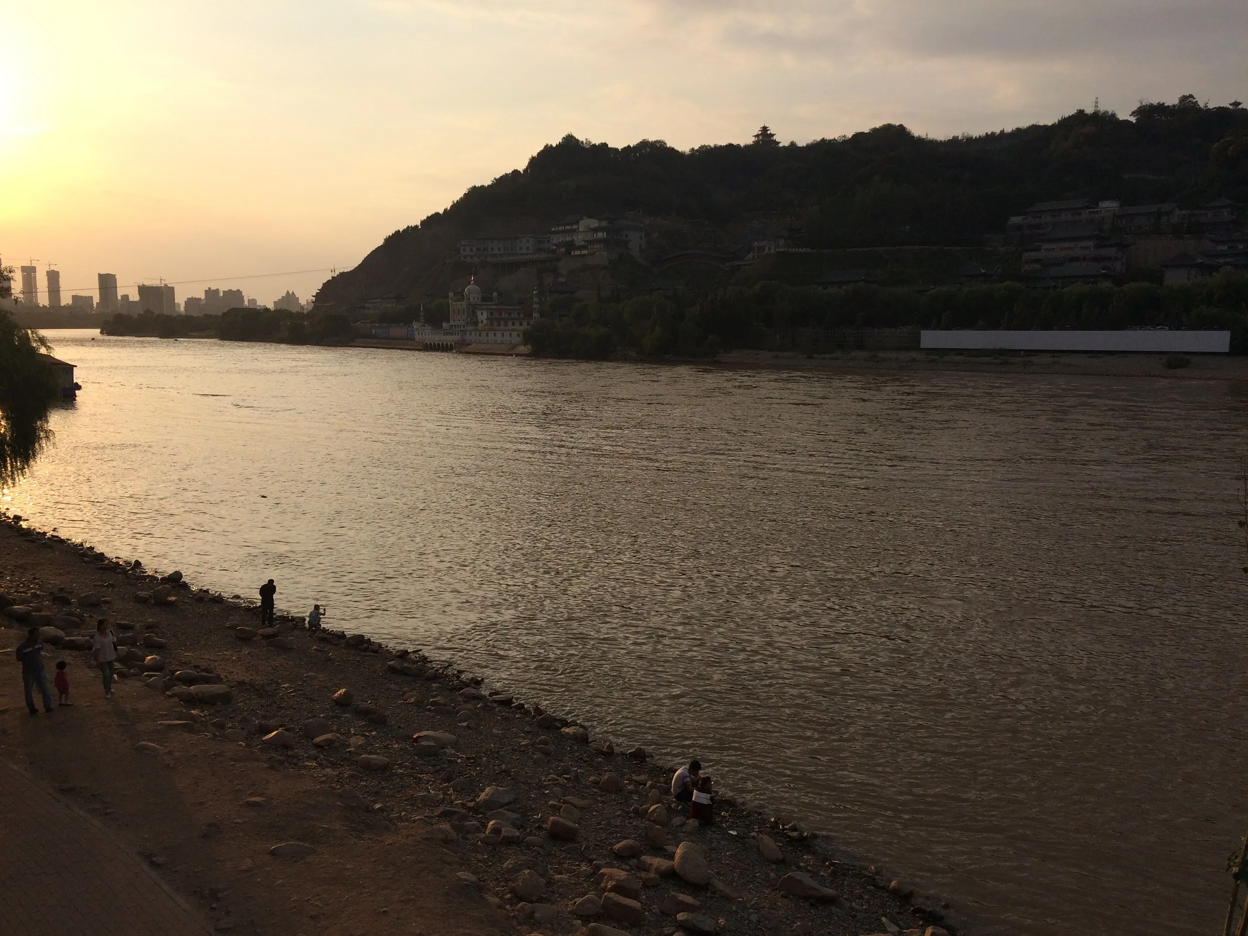 夕日に染まる黄河を眺める
