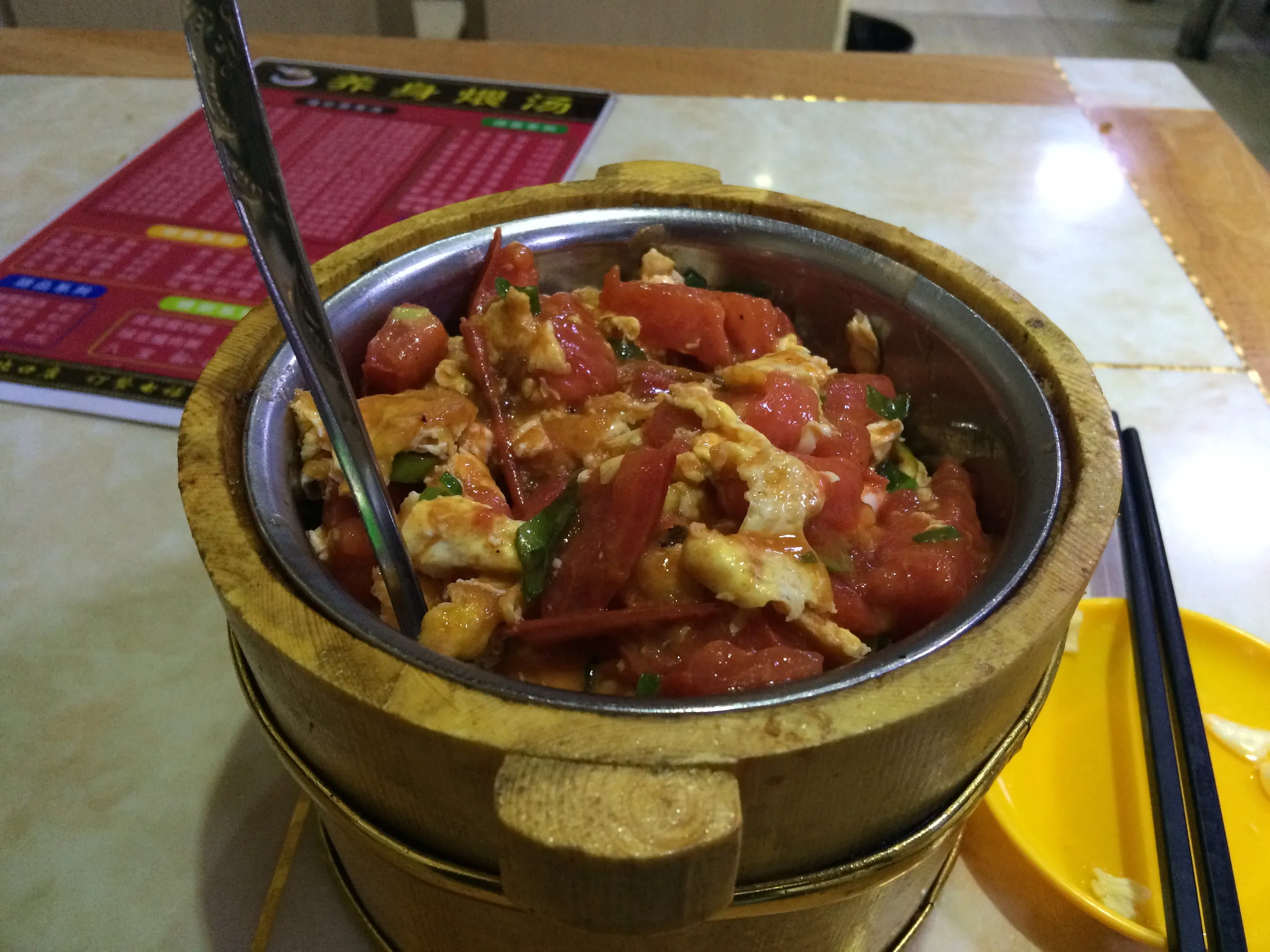 トマトと卵の炒め飯桶を食す。美味い!