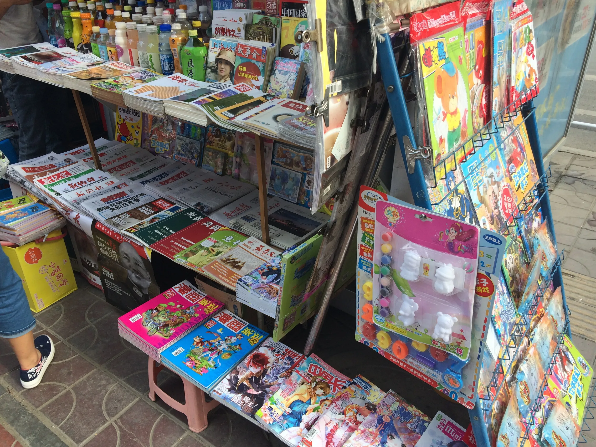 定西南路と天水南路の交差点付近の書籍の売店