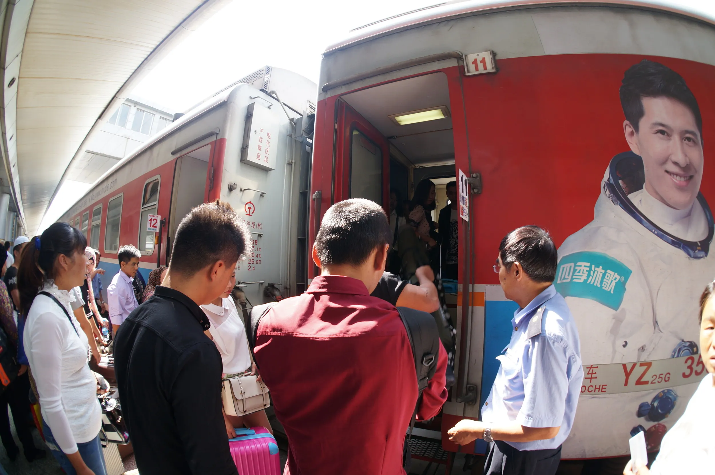 席無しでの列車の旅の始まり