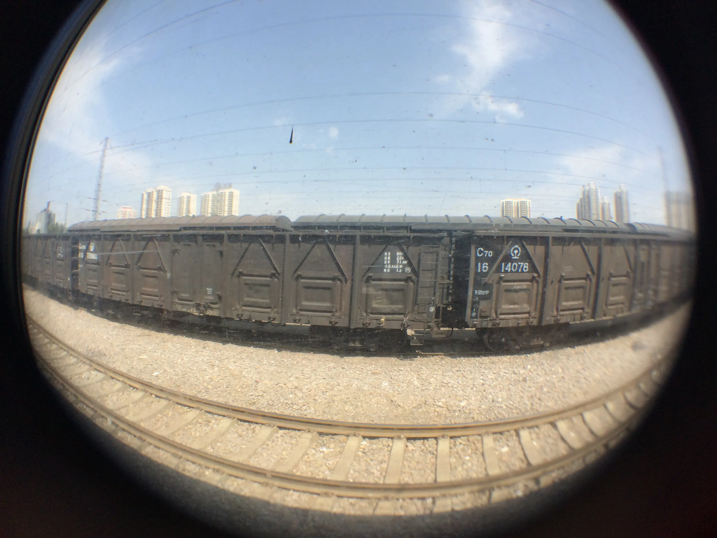 貨物列車と青空