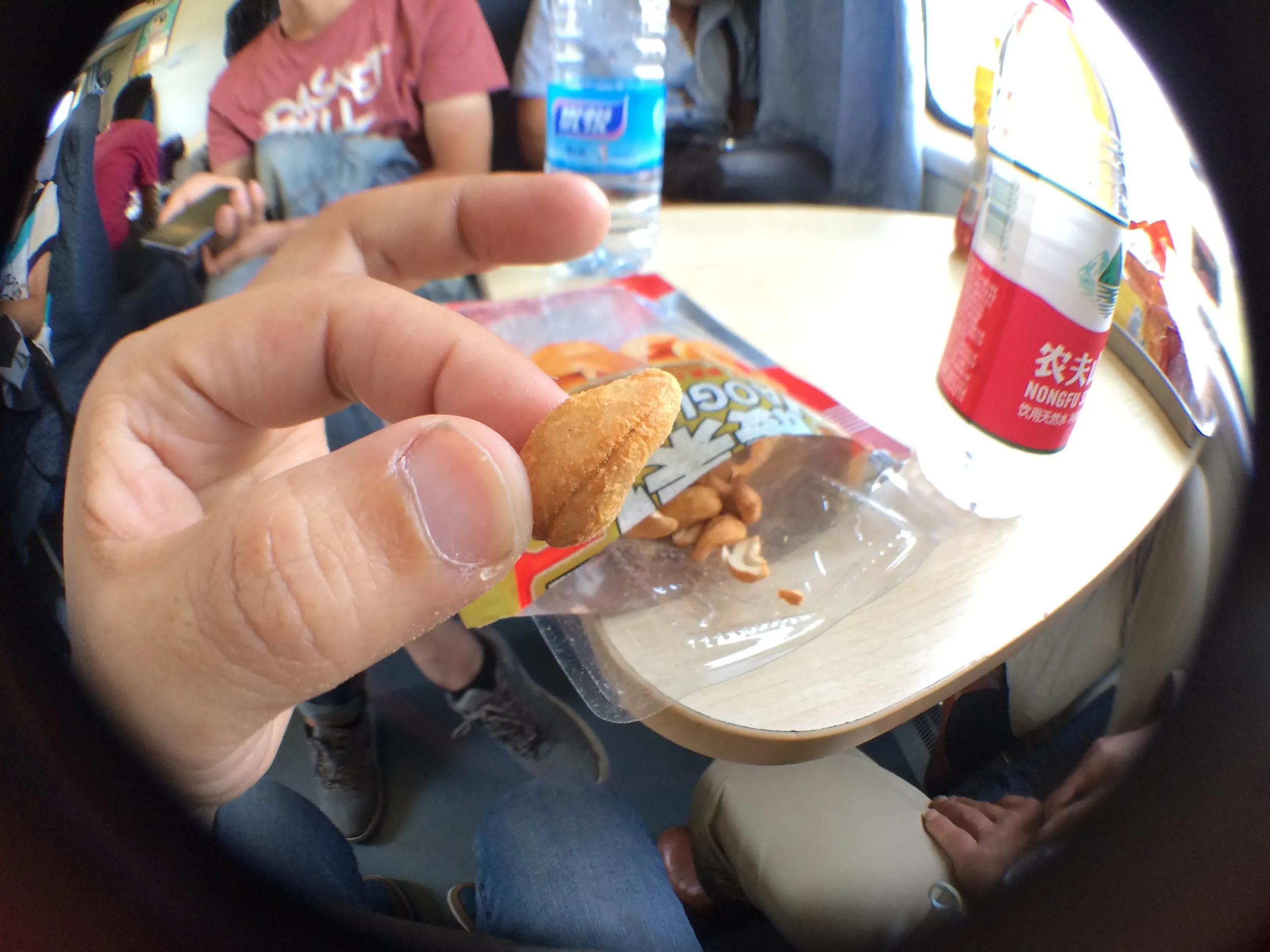 昼飯にカシューナッツをポリポリ食す
