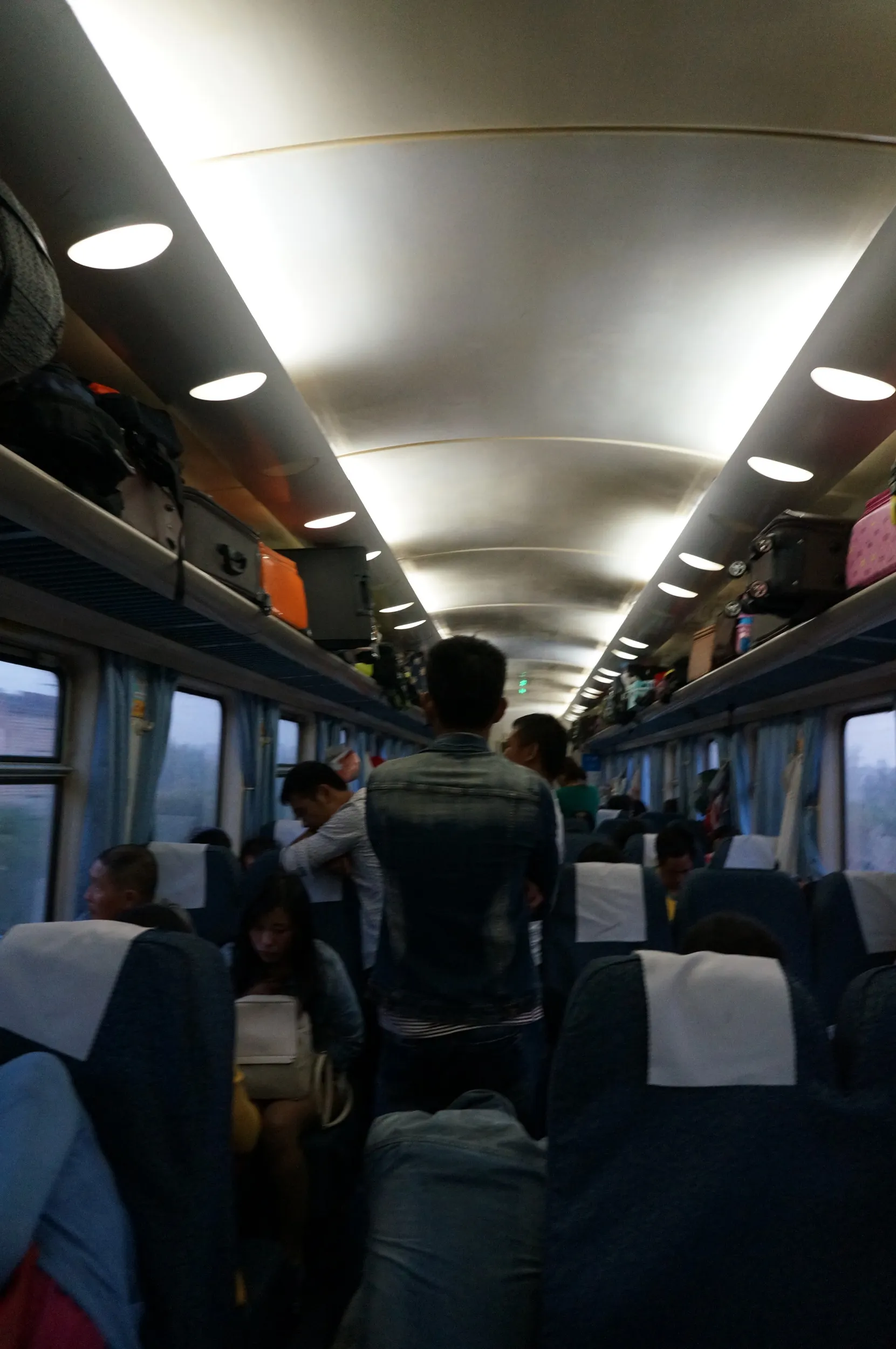 早朝の列車内の様子