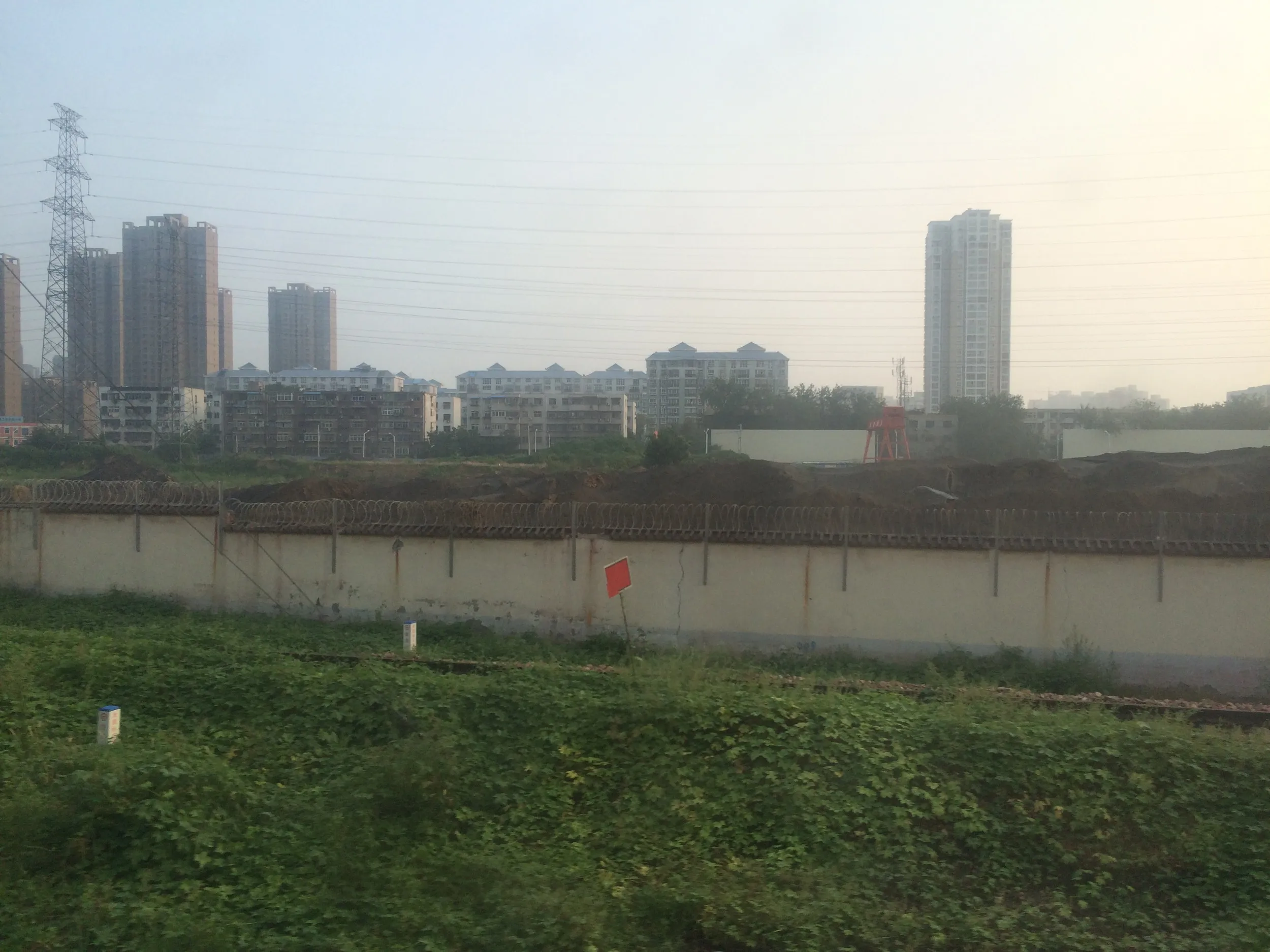中国らしい街並み&風景が車窓越しに広がっていた