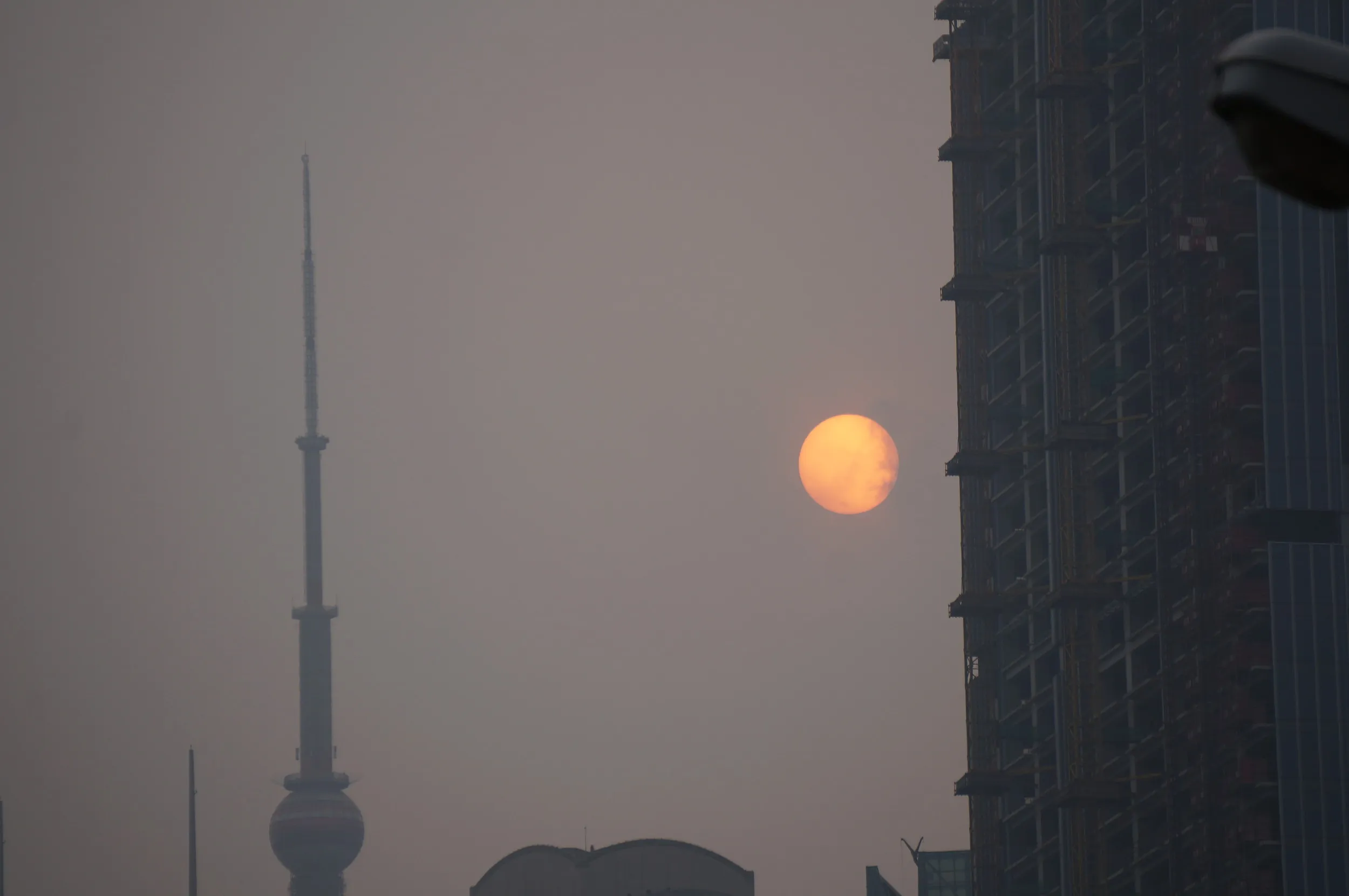 東方明珠電視塔に落ちる夕日を眺める
