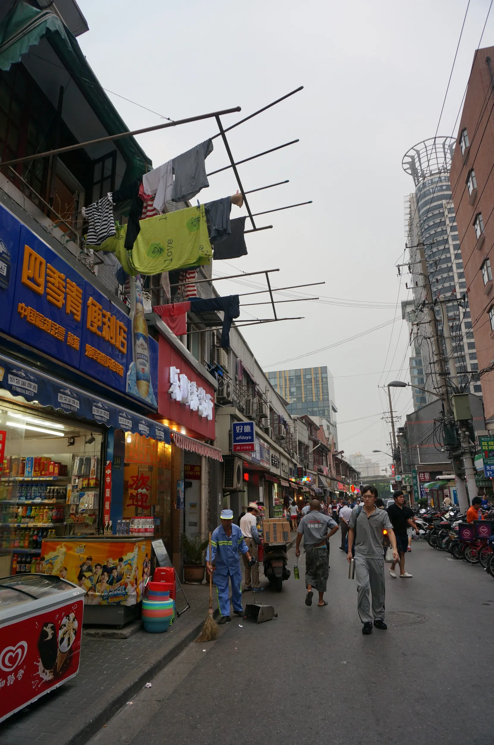 南京東路周辺の雑然とした街並み