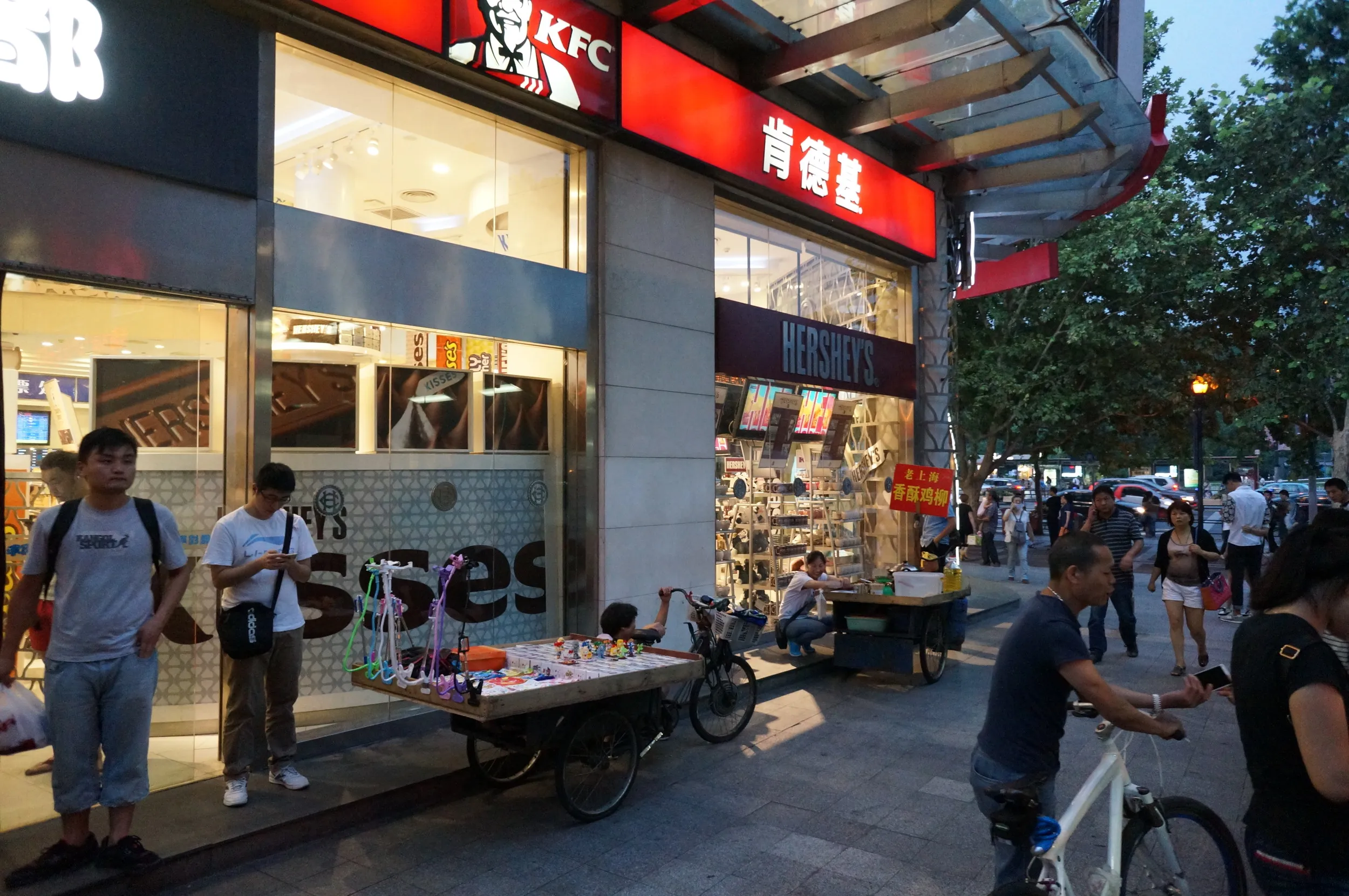 人民広場~南京東路周辺を同僚と彷徨う