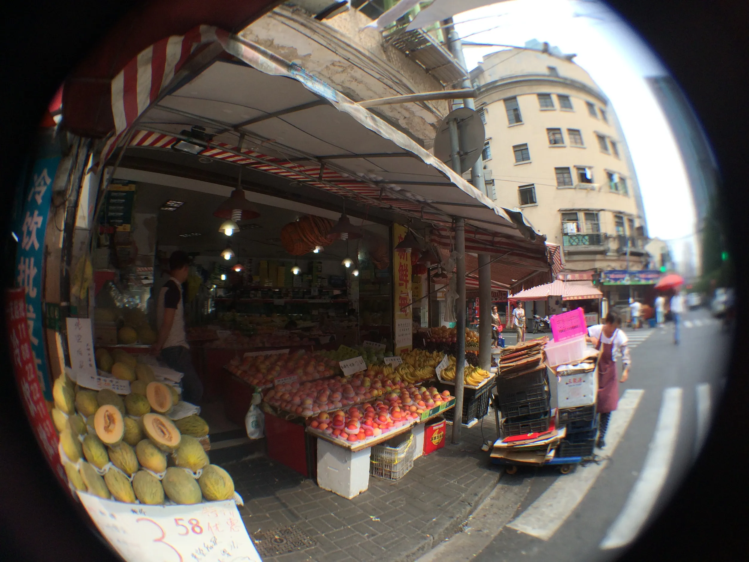 福州路付近の路地の風景。果物屋
