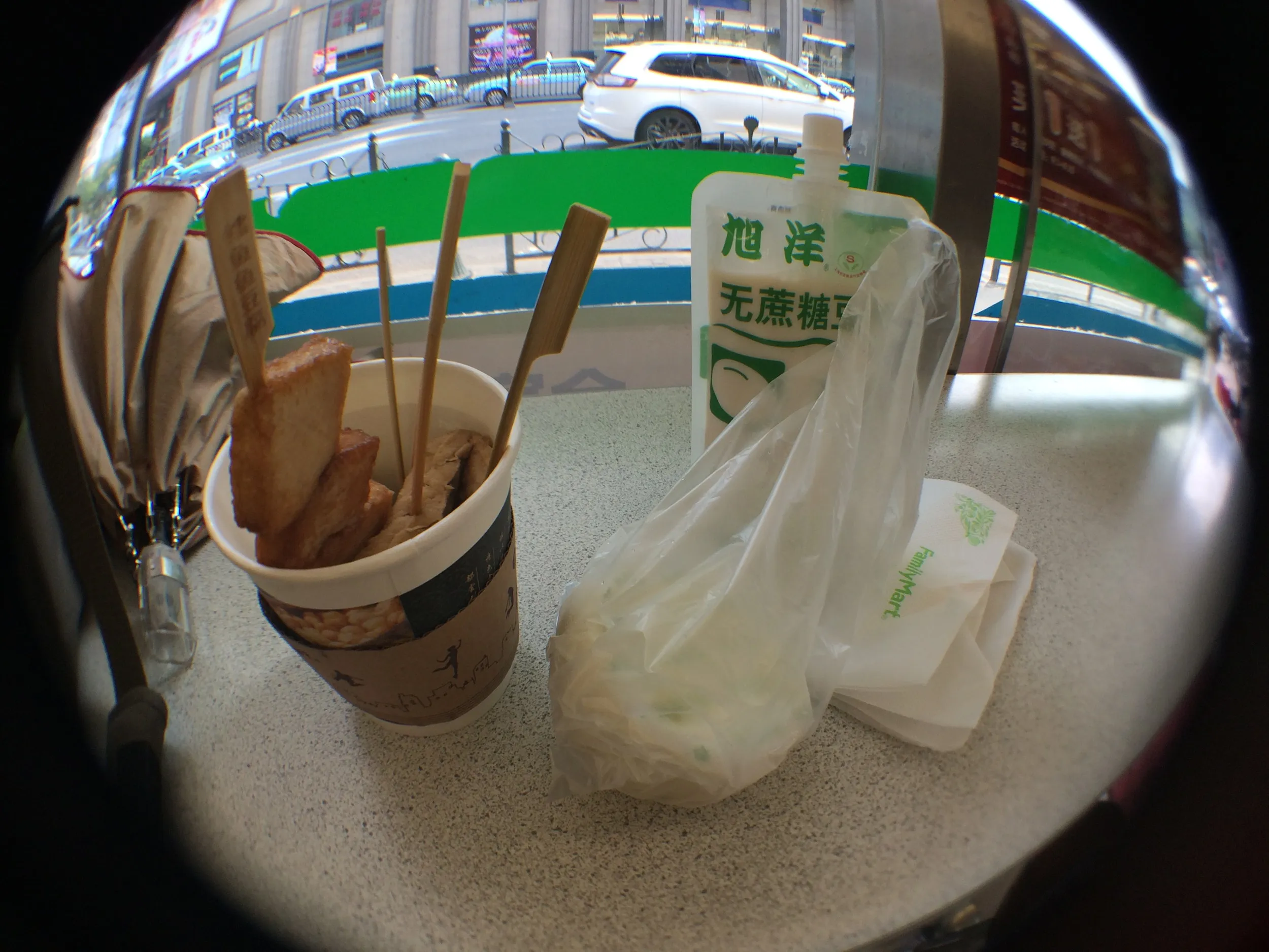 豫園駅付近にあるファミマでおでんとニラ玉まん、無糖の豆乳を食す