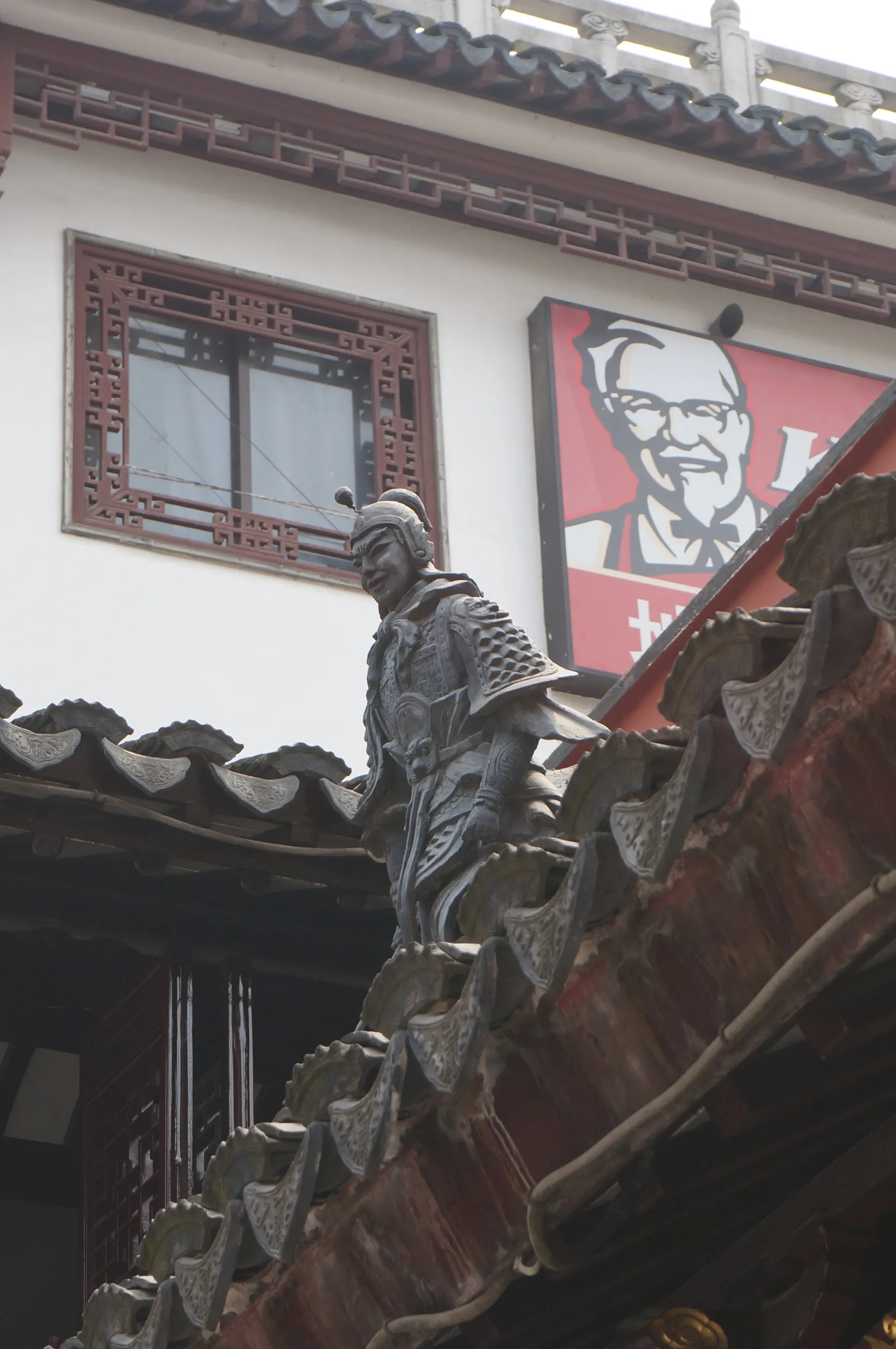 屋根に飾られた武将の像とKFCのカバンが全くマッチしていないw