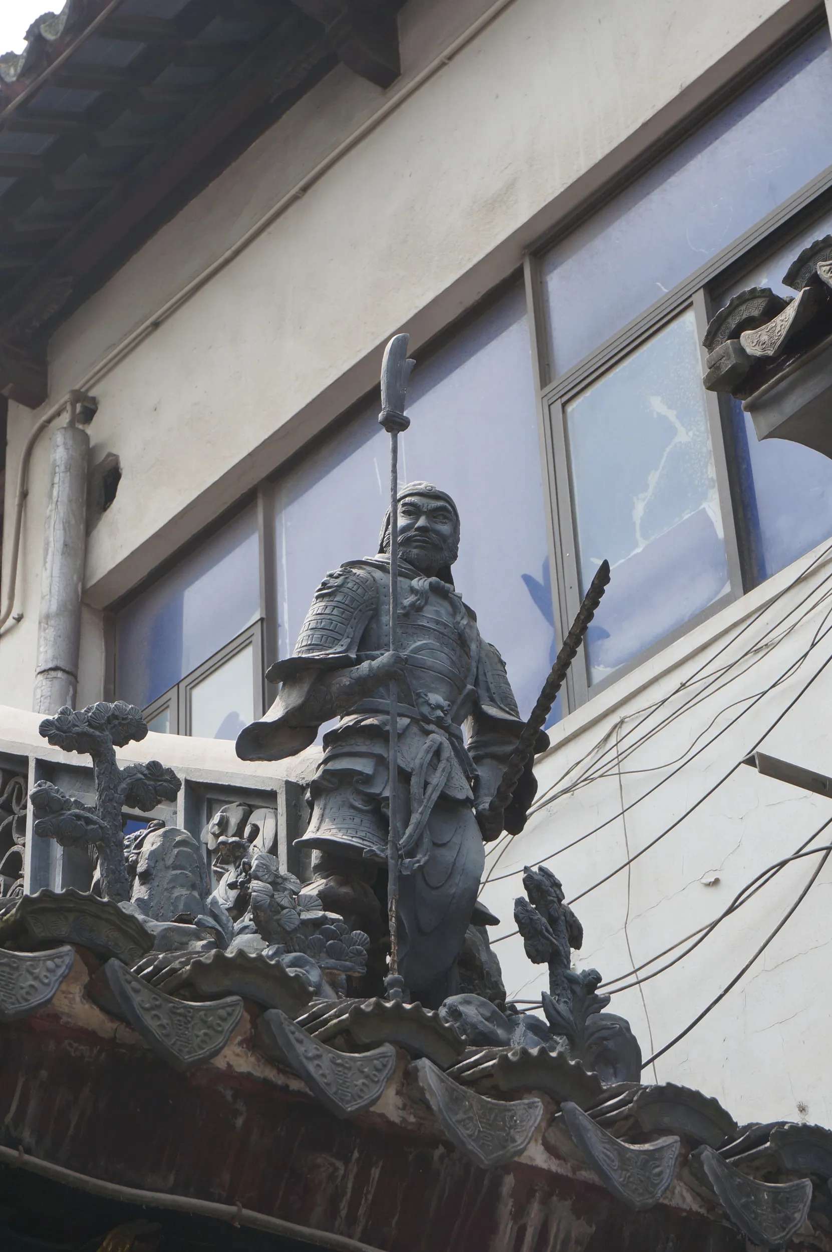 屋根に飾られた武将の像